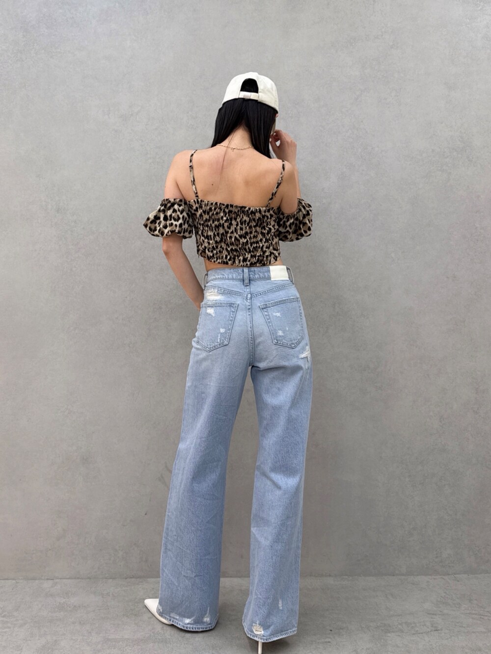 その他のシャツ/ブラウス、ホワイト系のキャップを着用したレディースの秋コーディネートの3枚目の写真