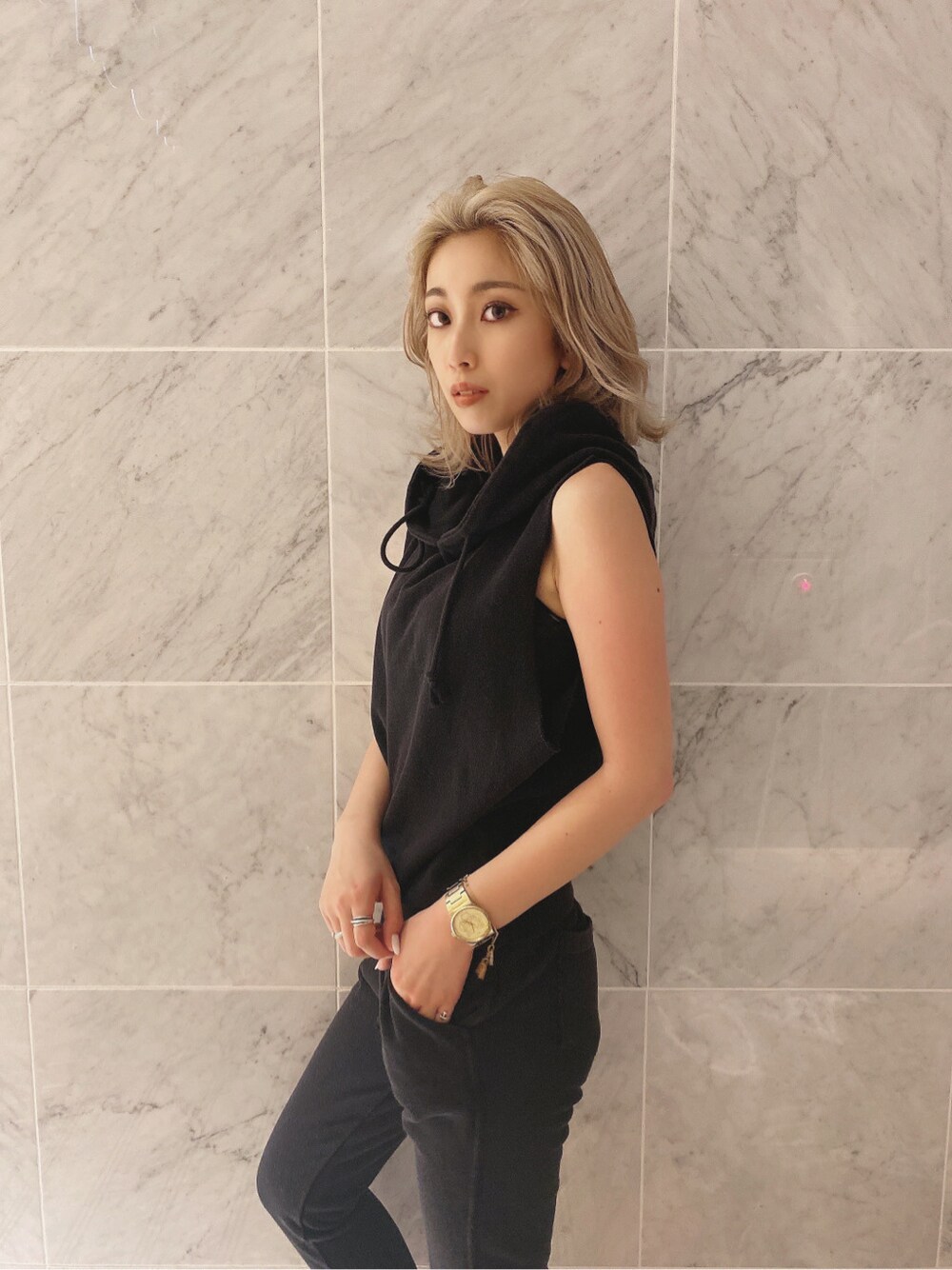 ブラック系のその他パンツ、ブラック系のパーカーを着用したレディースの春コーディネートの2枚目の写真