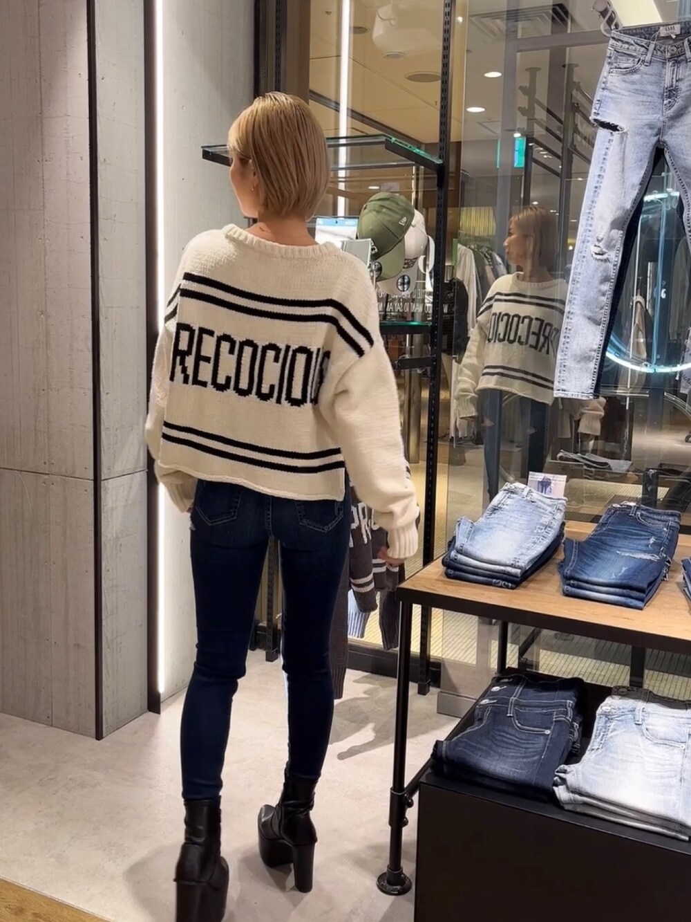 オレンジ系のTシャツ/カットソー、ブルー系のデニムパンツ、ベージュ系のシャツ/ブラウスを着用したレディースの冬コーディネートの4枚目の写真