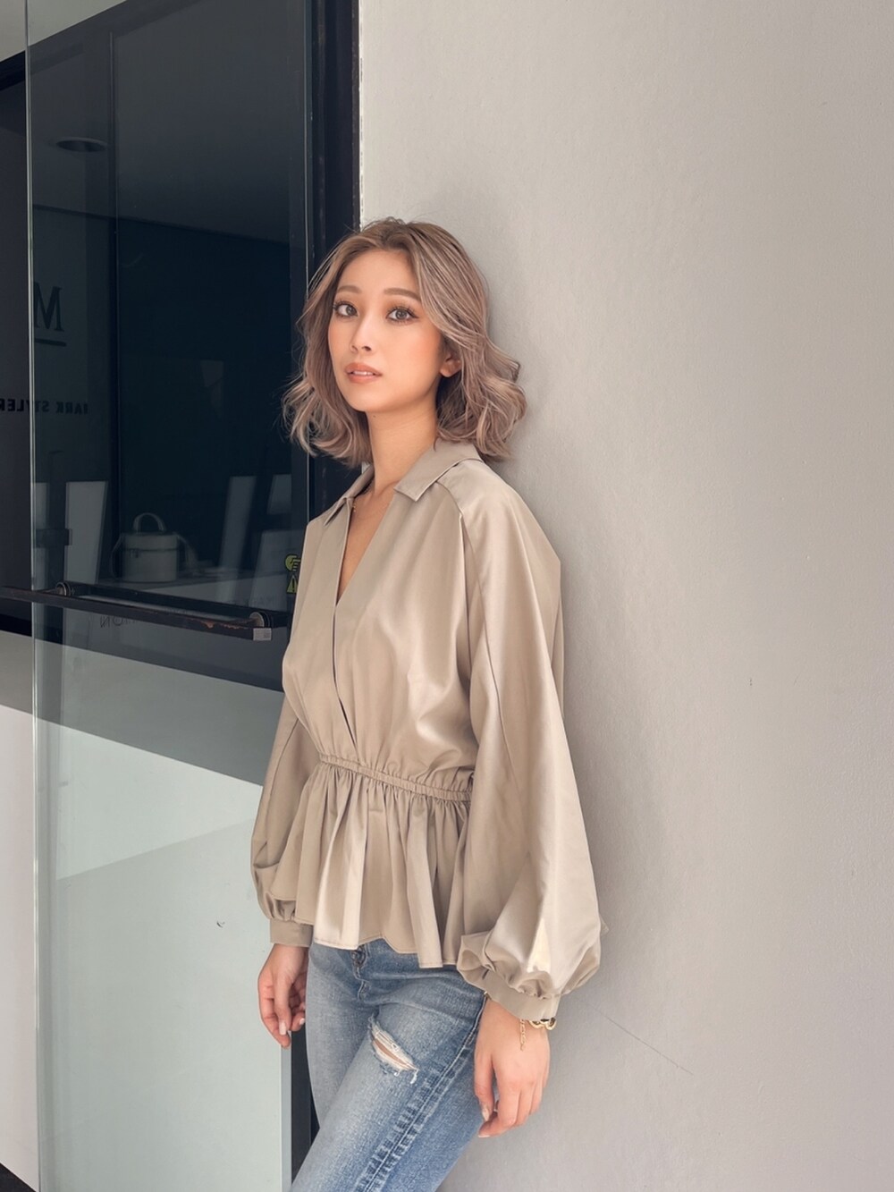 ベージュ系のシャツ/ブラウスを着用したレディースの冬コーディネートの4枚目の写真