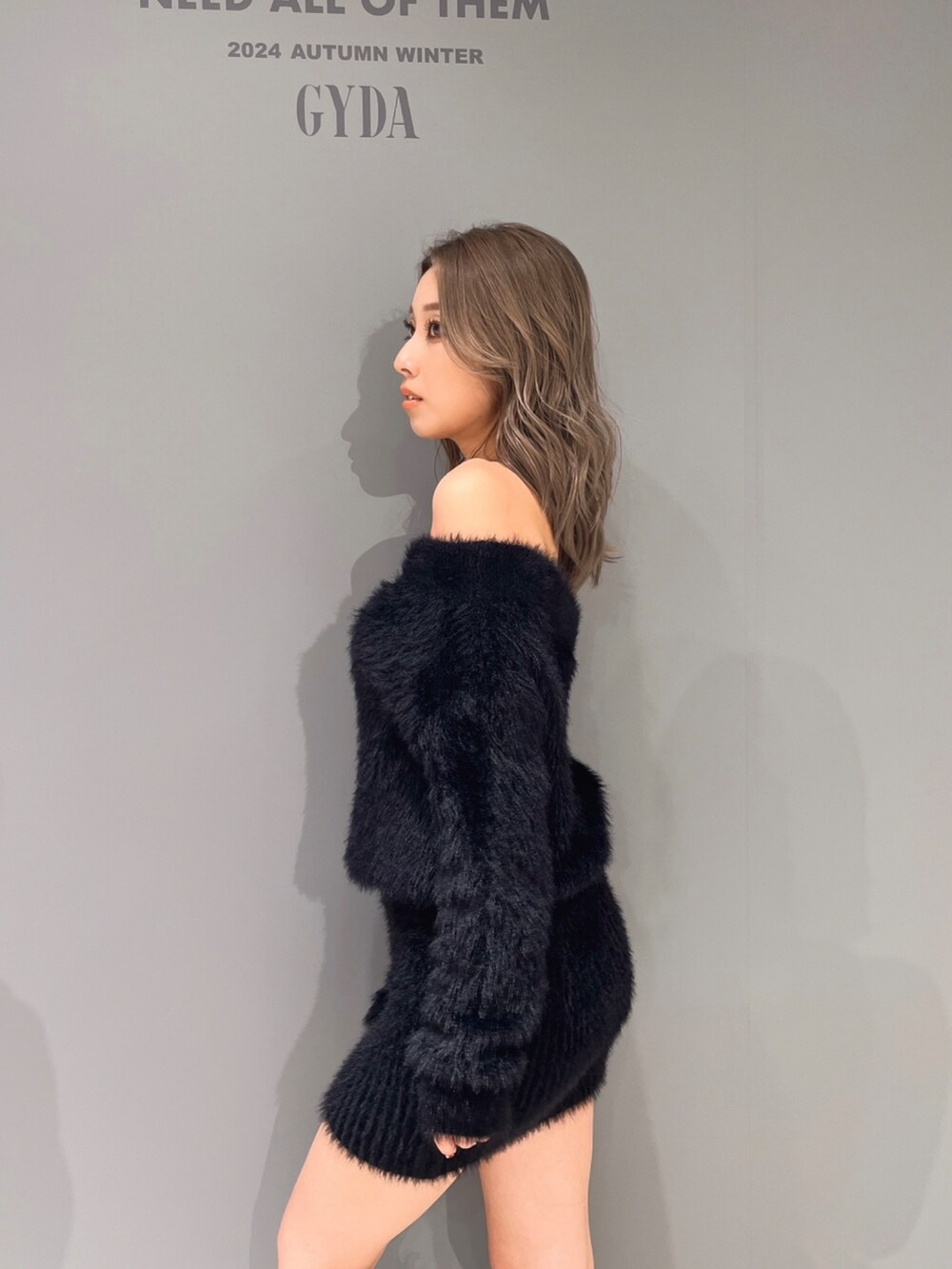 ブラック系のワンピース、ブラック系のブーツを着用したレディースの冬コーディネートの3枚目の写真