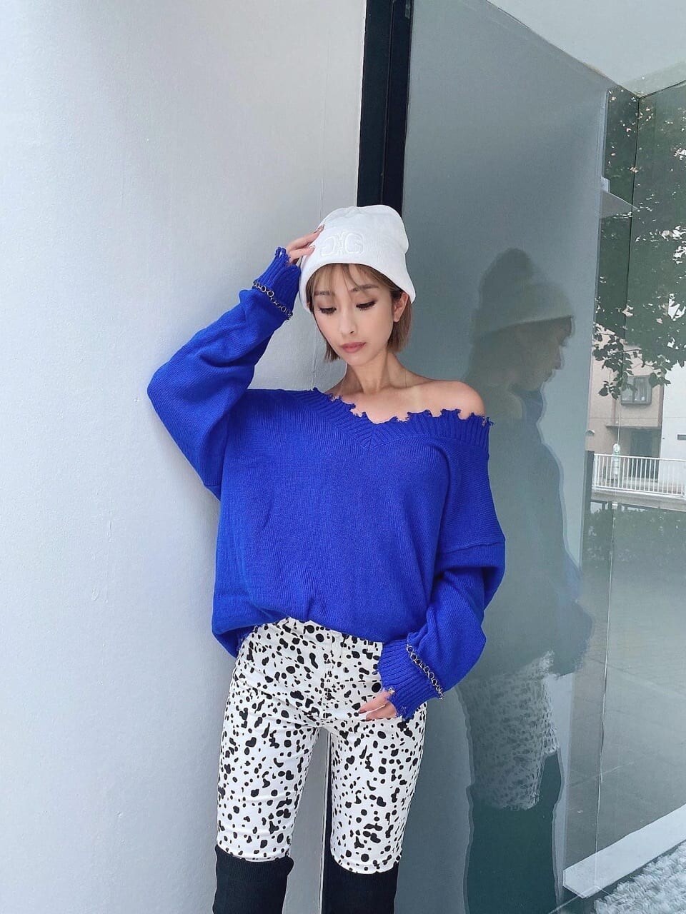 ブルー系のニット/セーター、ブラック系のブーツ、その他のその他パンツを着用したレディースの夏コーディネートの4枚目の写真