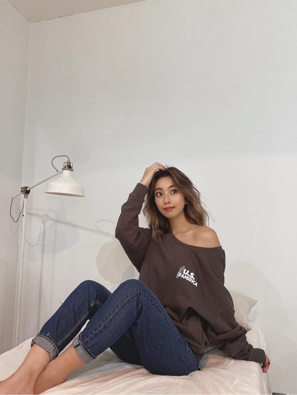 グレー系のスウェットを着用したレディースの春コーディネートの3枚目の写真