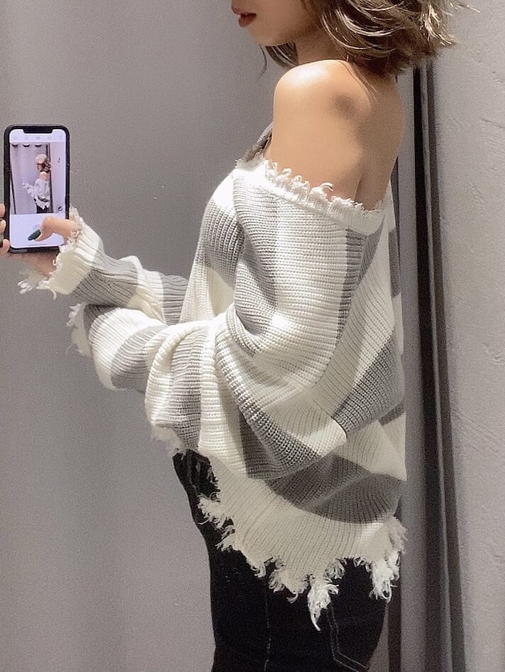 グレー系のニット/セーターを着用したレディースの夏コーディネートの2枚目の写真