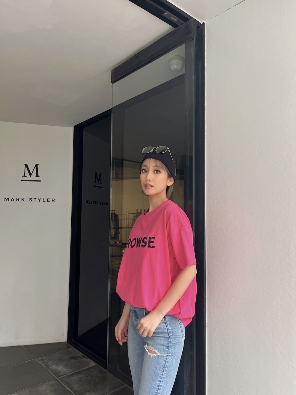 ピンク系のTシャツ/カットソー、ブラック系のサンダル、ブラック系のニットキャップ/ビーニーを着用したレディースの夏コーディネートの4枚目の写真