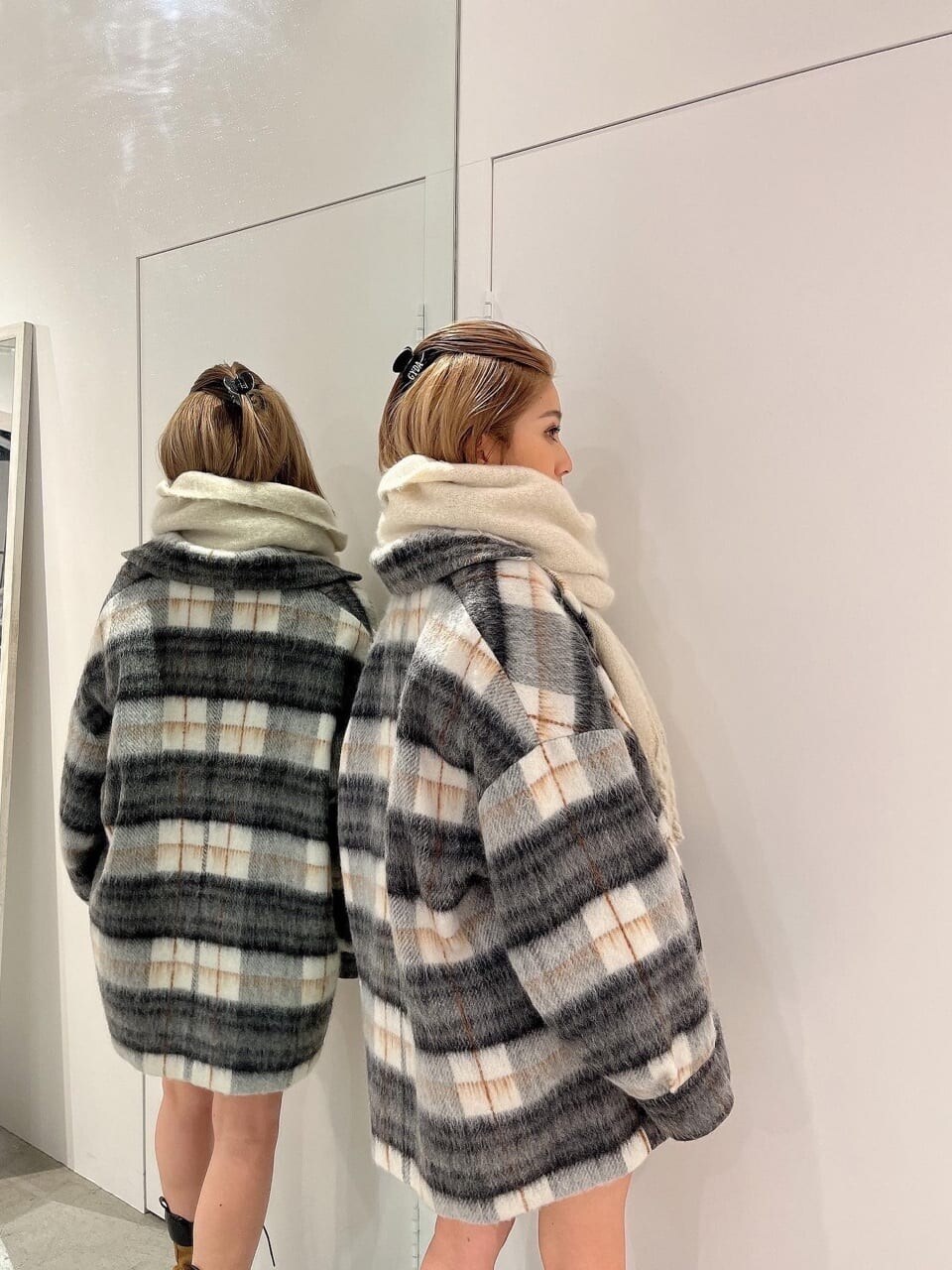 ブラック系のその他アウター、ホワイト系のストール/ショールを着用したレディースの秋コーディネートの3枚目の写真