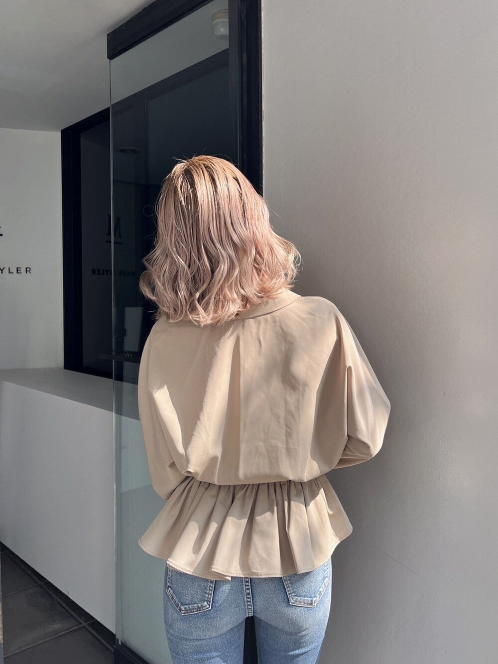 ベージュ系のシャツ/ブラウスを着用したレディースの冬コーディネートの5枚目の写真