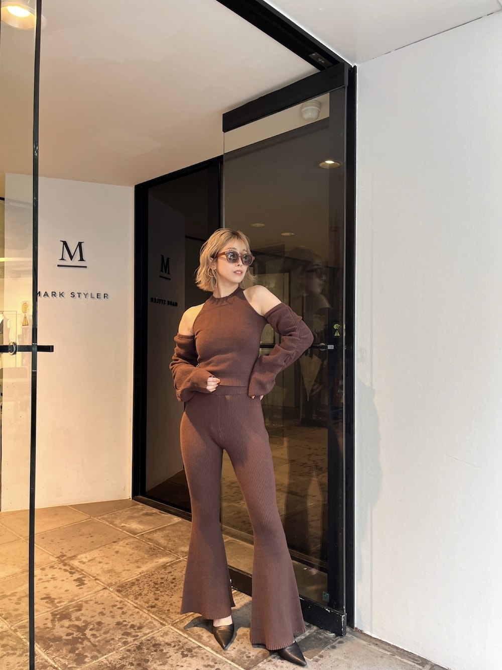 ブラウン系のその他パンツ、ブラウン系のニット/セーター、ブラック系のパンプスを着用したレディースの秋コーディネートの4枚目の写真