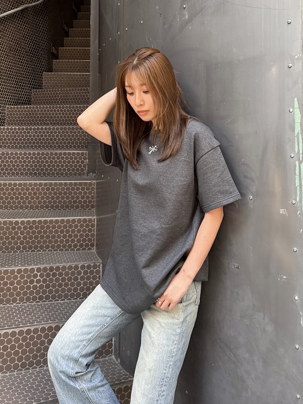 グレー系のTシャツ/カットソーを着用したレディースの夏コーディネートの4枚目の写真