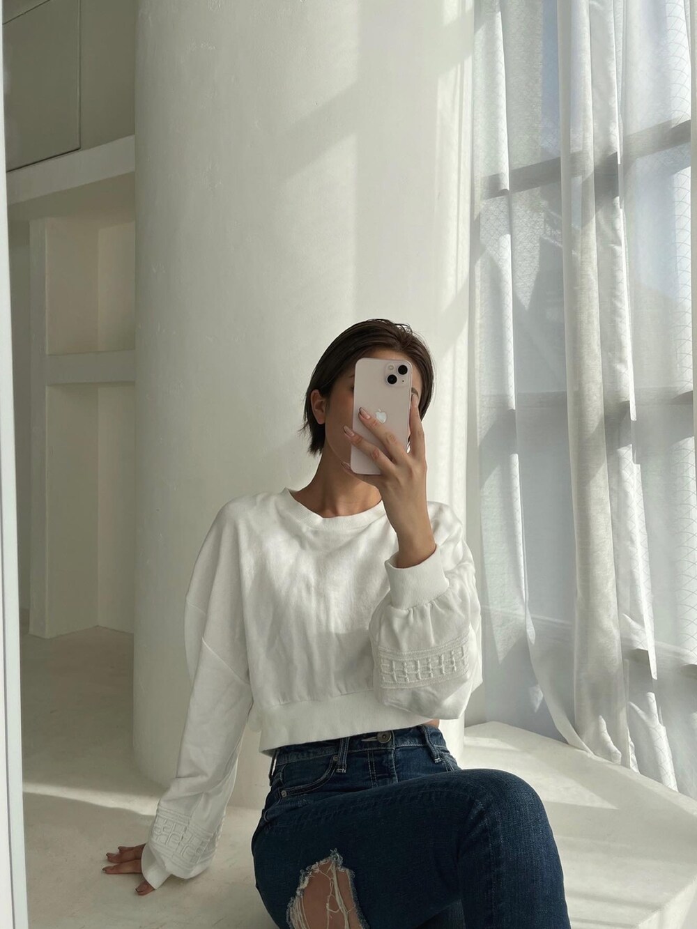 ホワイト系のスウェットを着用したレディースの秋コーディネートの2枚目の写真