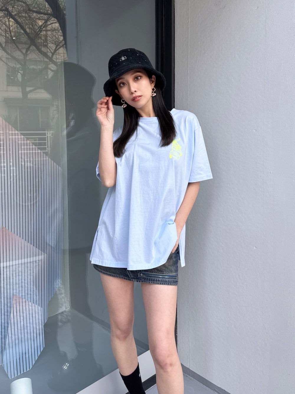 ブルー系のデニムスカート、ブルー系のTシャツ/カットソーを着用したレディースの秋コーディネートの4枚目の写真