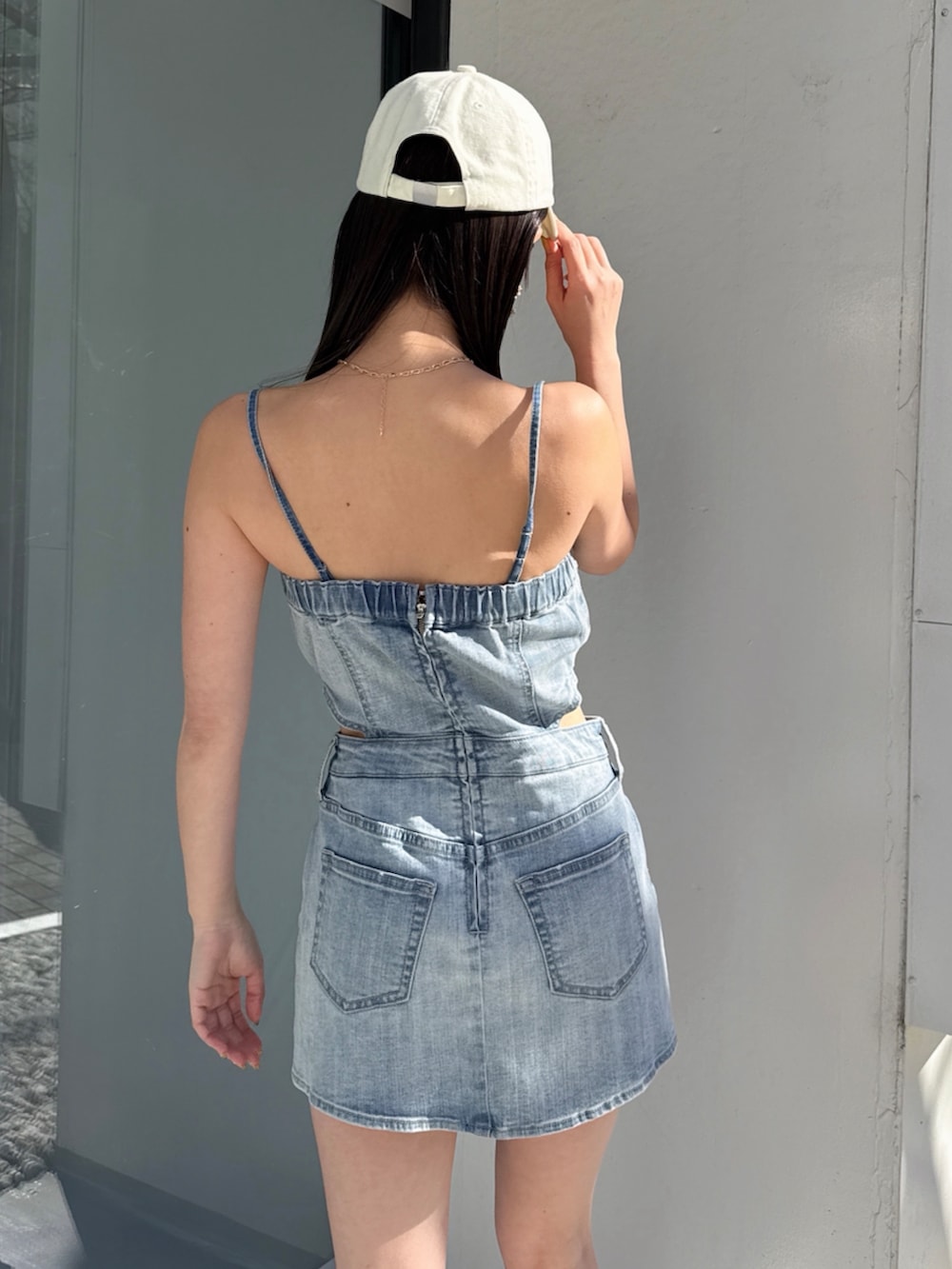 ブルー系のワンピースを着用したレディースの夏コーディネートの4枚目の写真