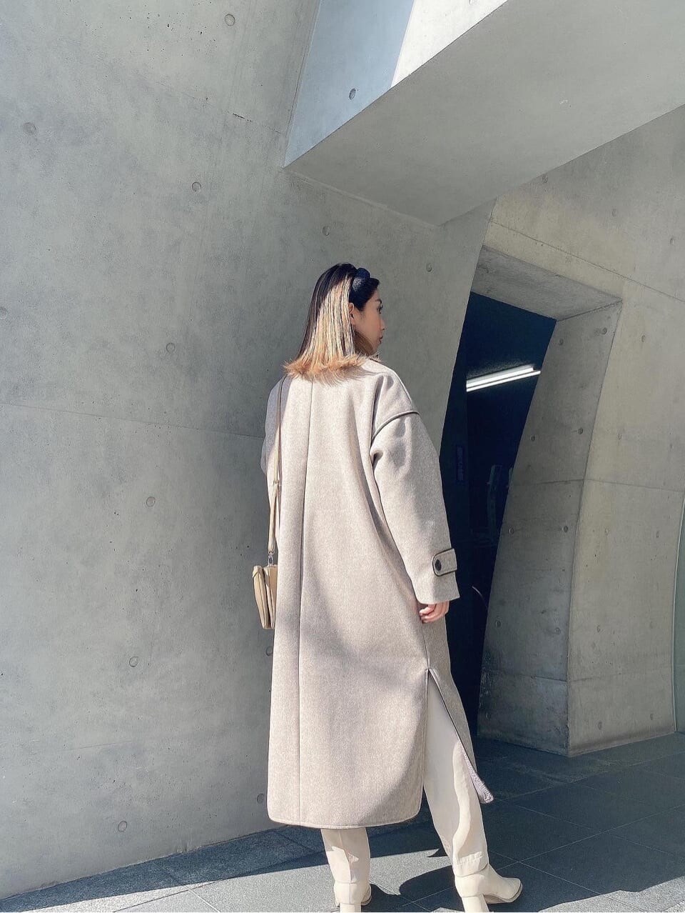 ベージュ系のその他アウターを着用したレディースの秋コーディネートの3枚目の写真