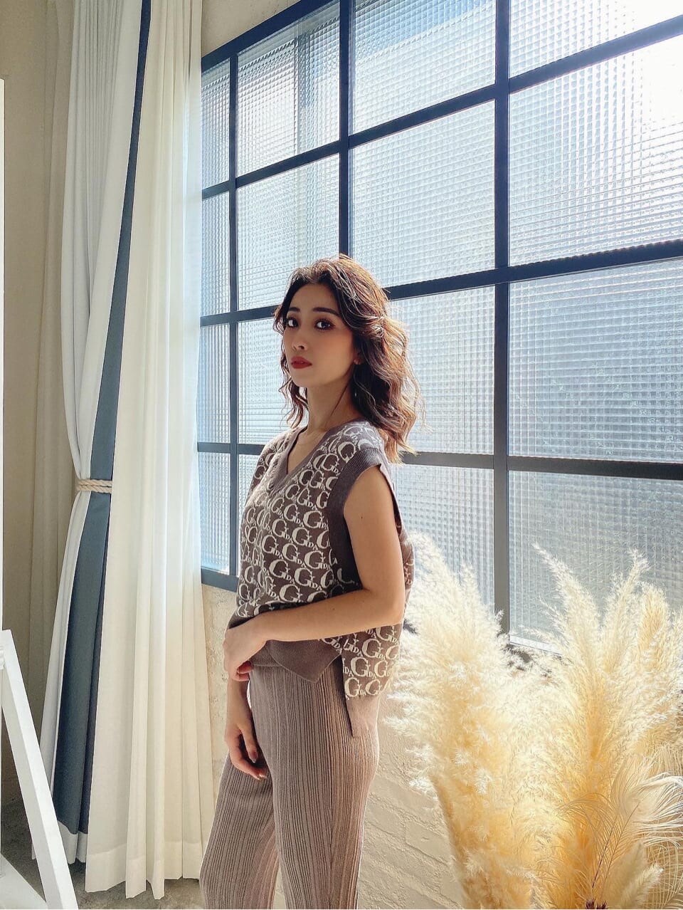 ベージュ系のその他パンツ、ベージュ系のニット/セーターを着用したレディースの春コーディネートの2枚目の写真