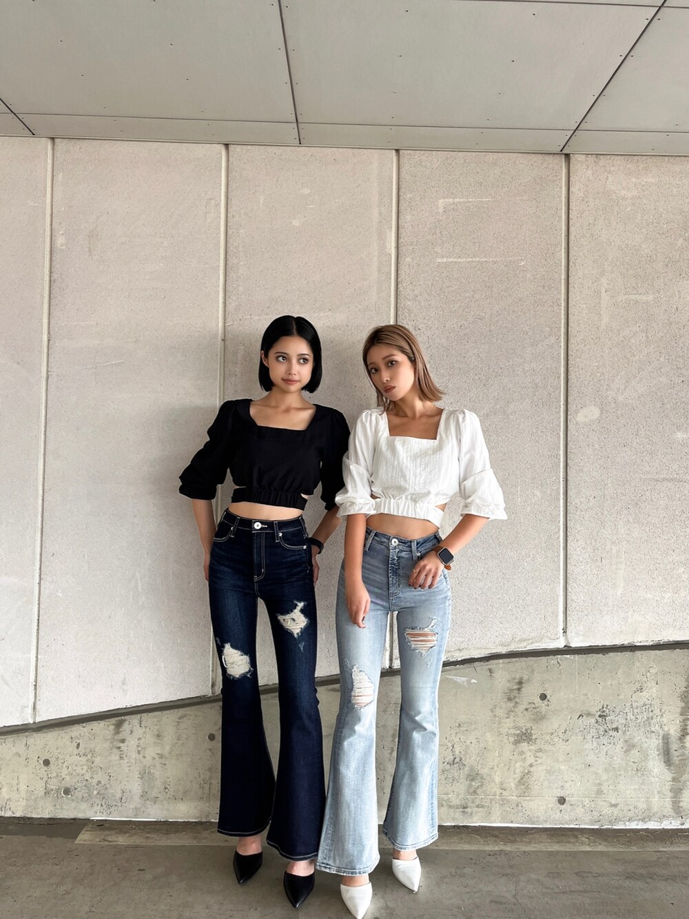 ホワイト系のシャツ/ブラウス、ブルー系のデニムパンツ、ホワイト系のパンプスを着用したレディースの秋コーディネートの3枚目の写真