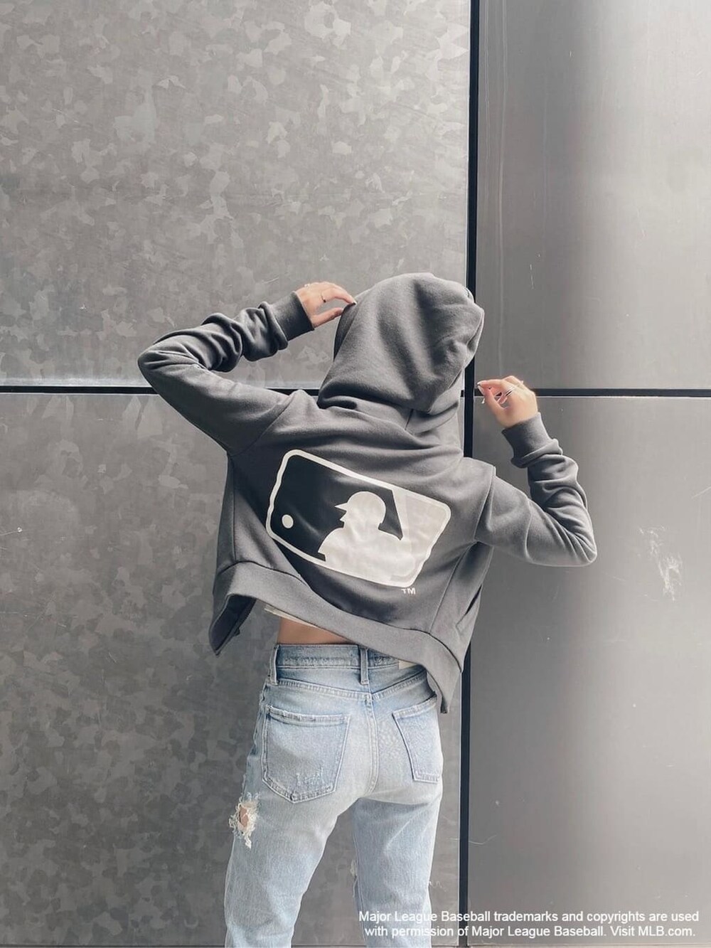 グレー系のパーカー、ホワイト系のチューブトップを着用したレディースの夏コーディネートの4枚目の写真