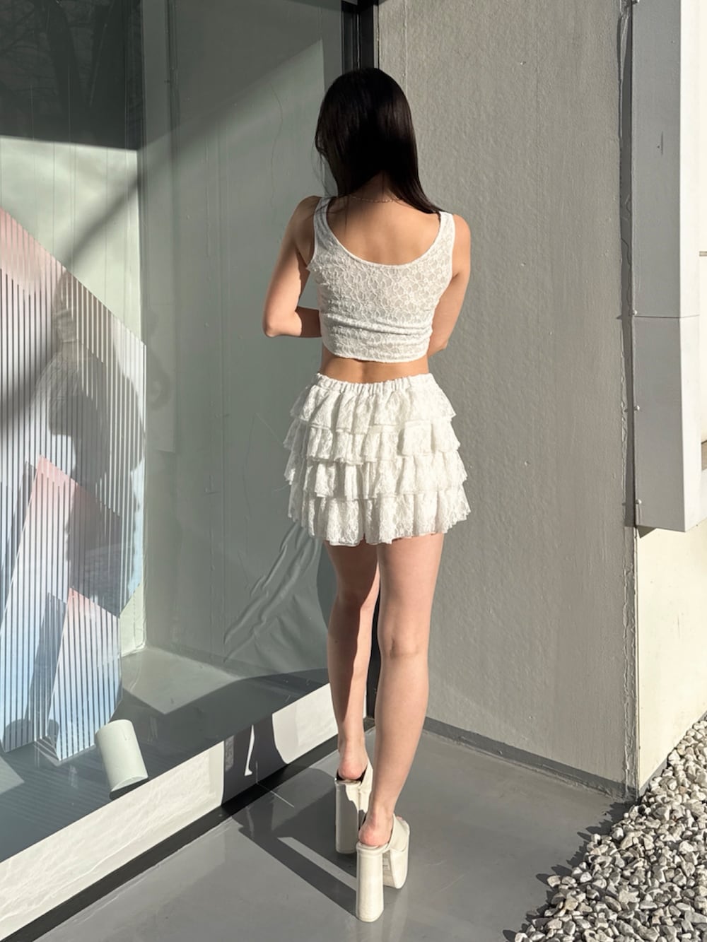 ホワイト系のその他パンツ、ホワイト系のタンクトップを着用したレディースの秋コーディネートの3枚目の写真