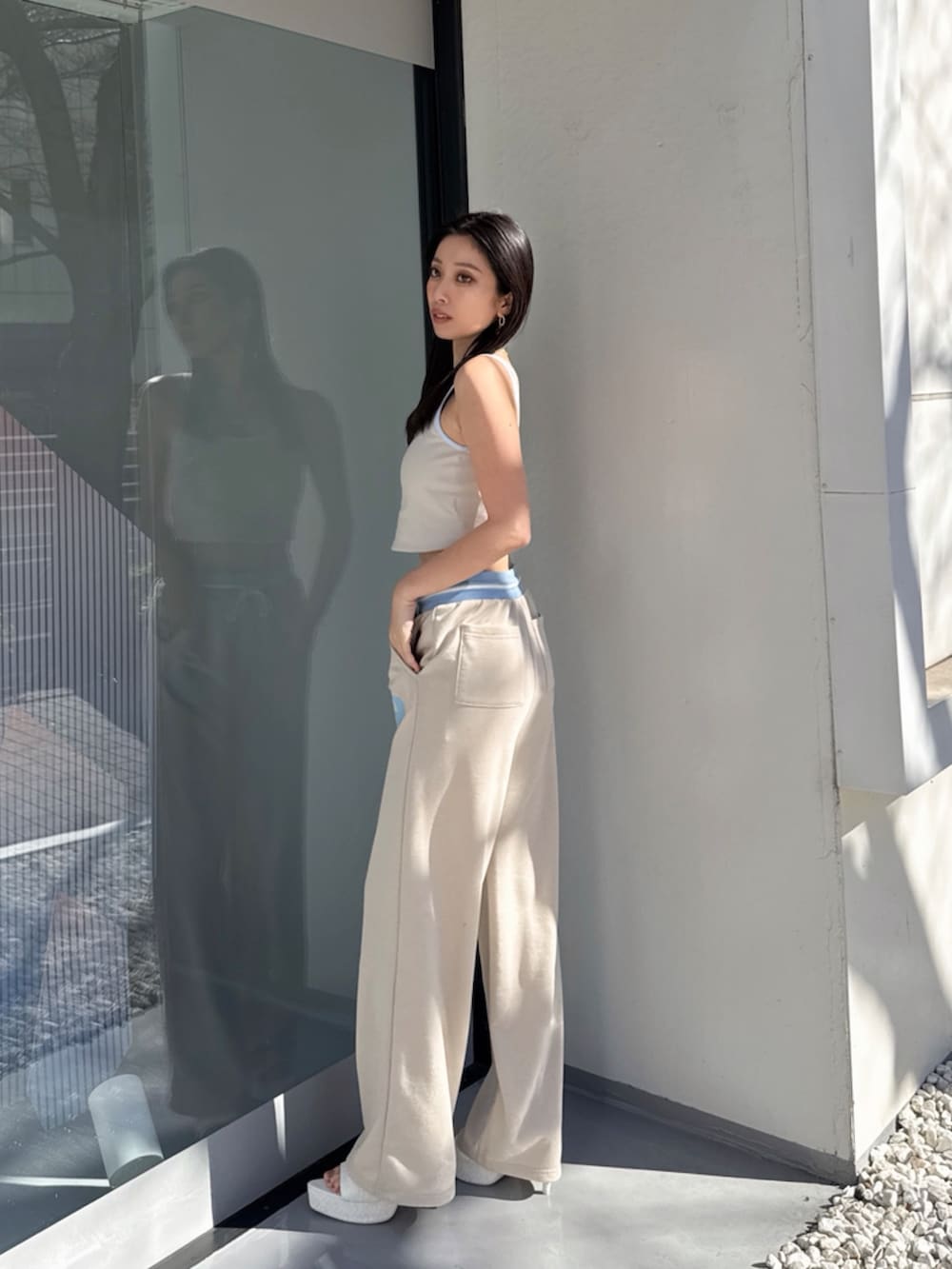 ベージュ系のスウェットパンツを着用したレディースの夏コーディネートの2枚目の写真