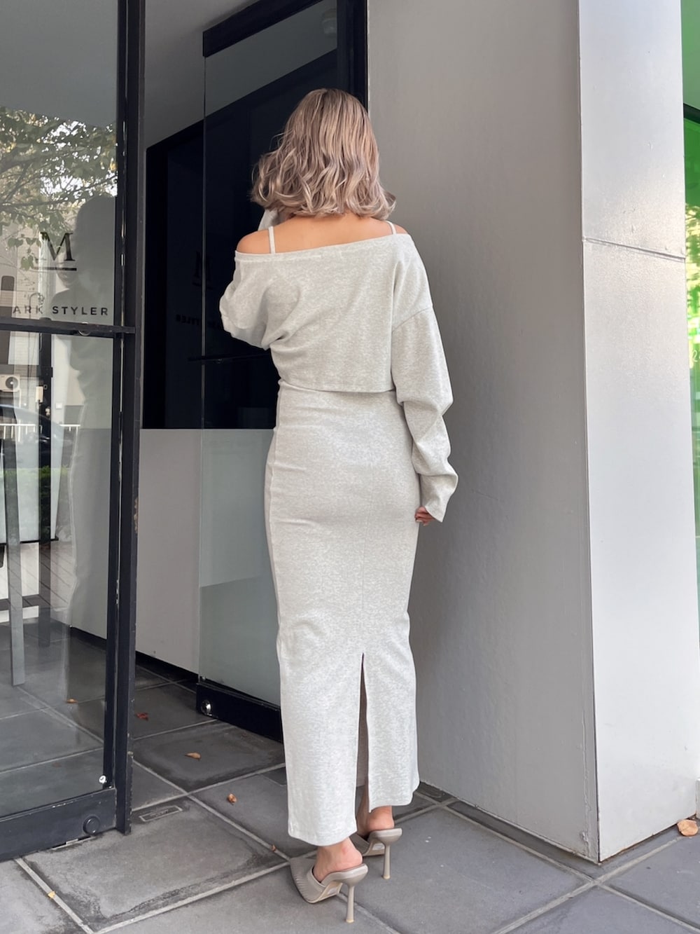 グレー系のワンピースを着用したレディースの春コーディネートの3枚目の写真