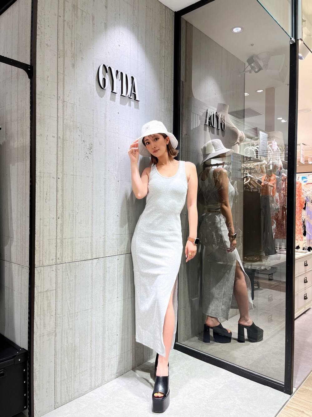 グレー系のワンピース、ブラック系のサンダルを着用したレディースの夏コーディネートの3枚目の写真