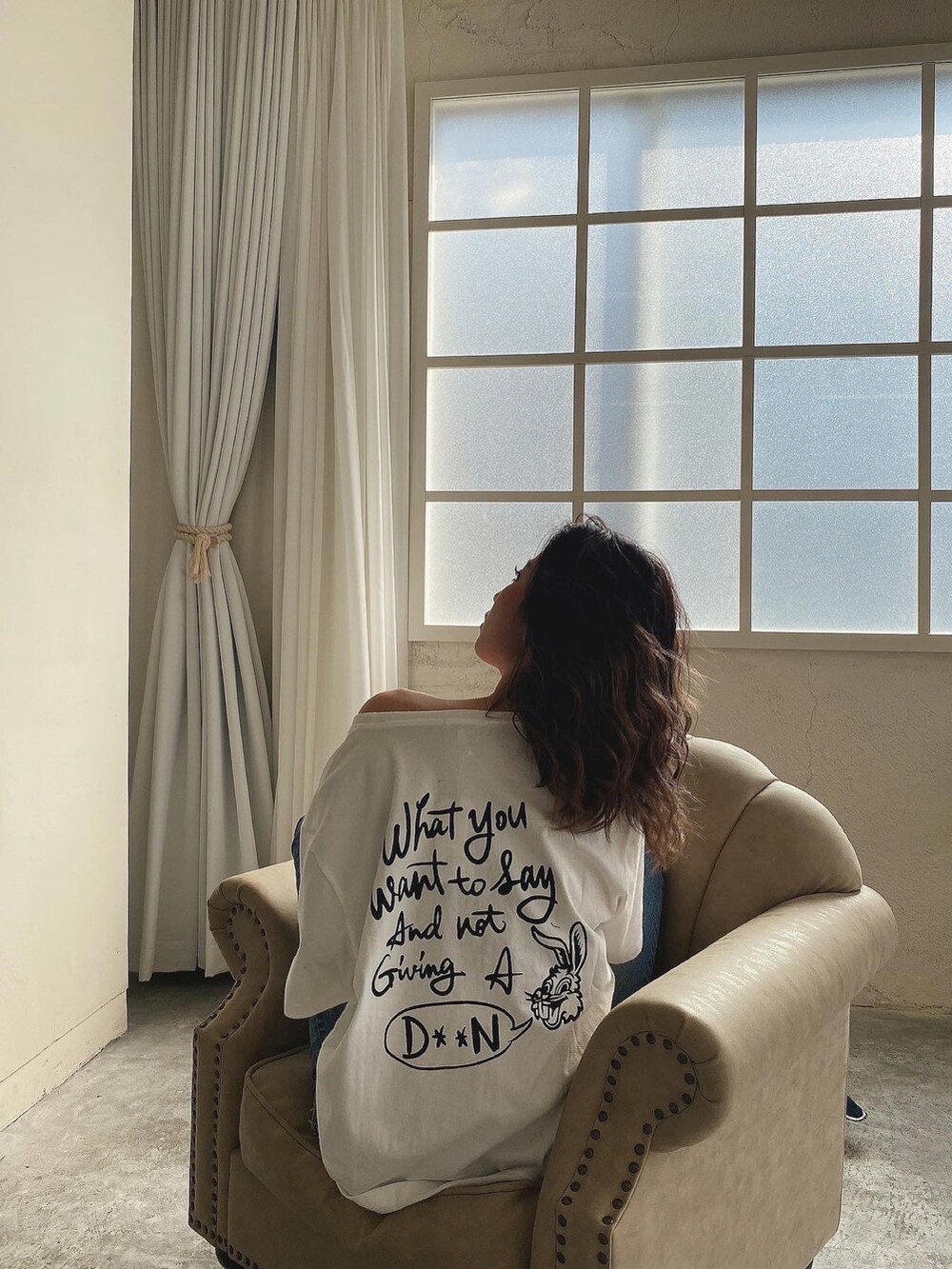 ホワイト系のTシャツ/カットソーを着用したレディースの春コーディネートの2枚目の写真