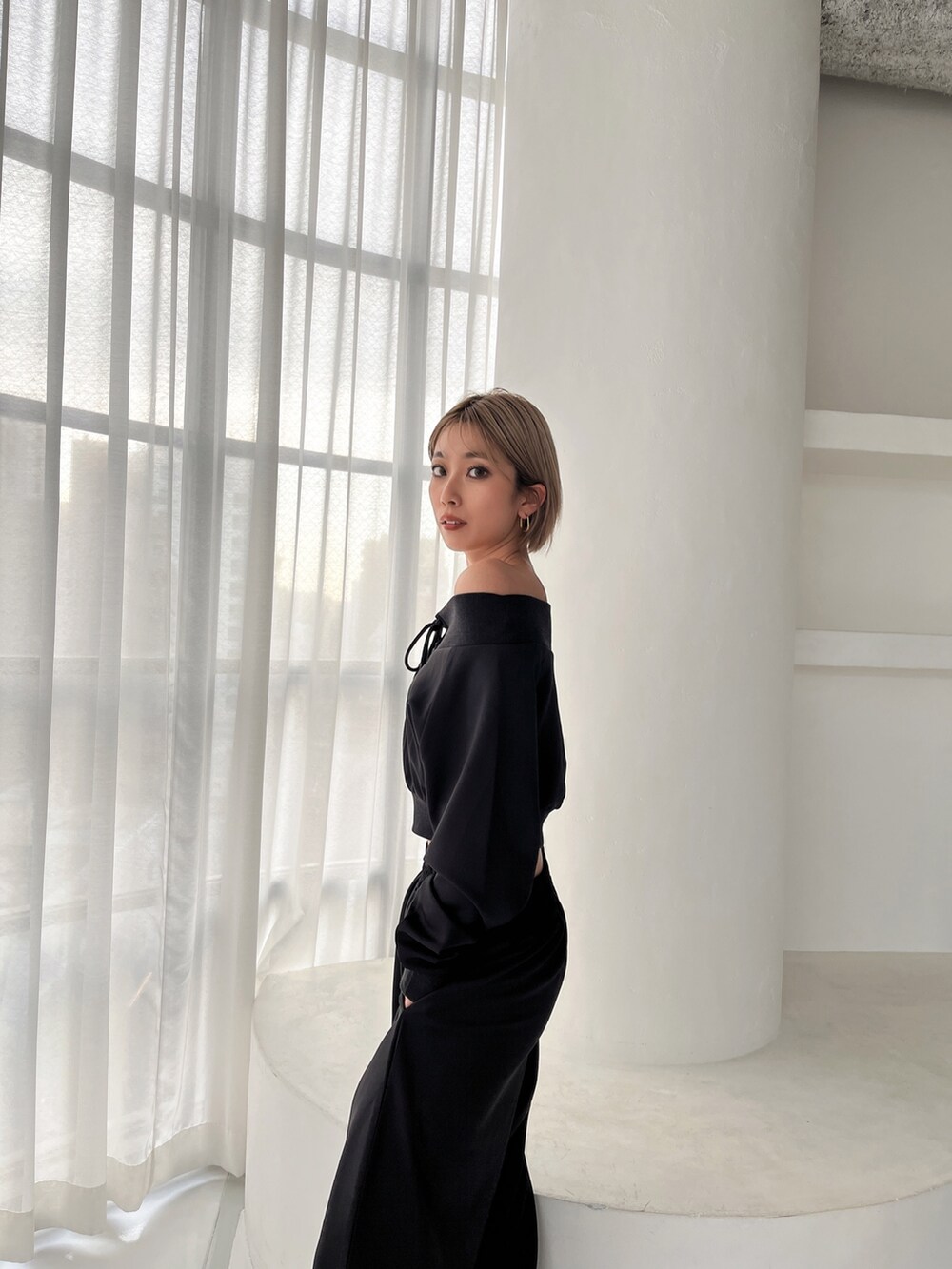 ブラック系のTシャツ/カットソー、ブラック系のスウェットパンツを着用したレディースの冬コーディネートの5枚目の写真