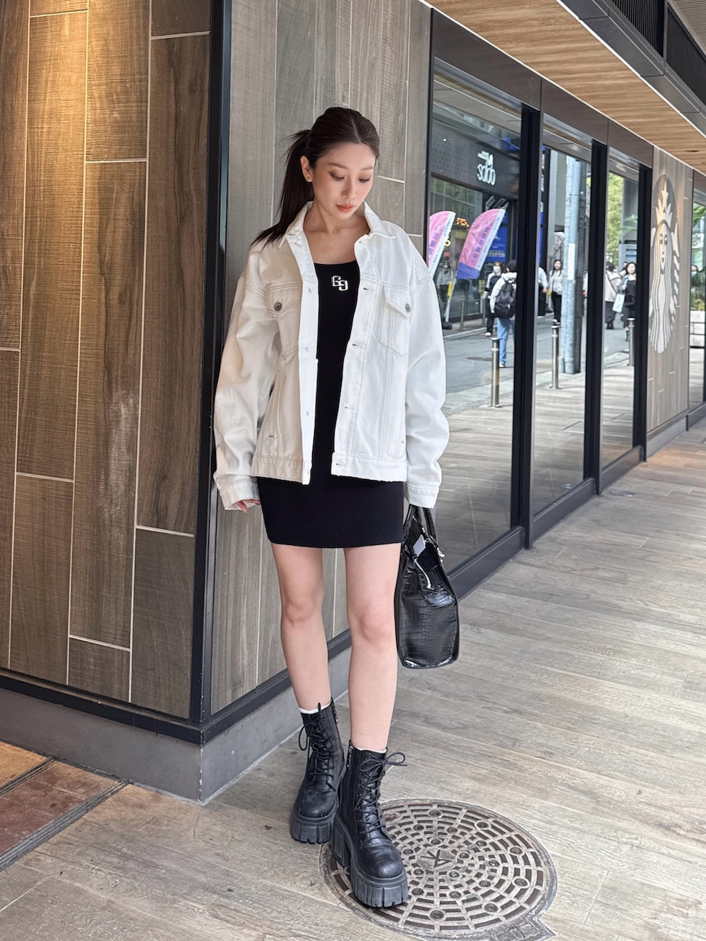 ブルー系のデニムジャケットを着用したレディースの春コーディネートの3枚目の写真