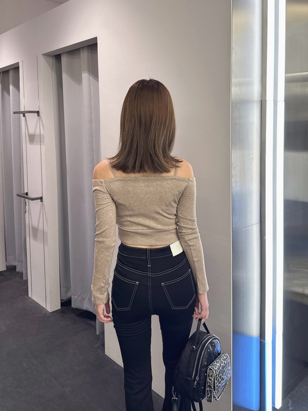 ベージュ系のTシャツ/カットソー、ブラック系のデニムパンツ、ブラック系のバックパック/リュックを着用したレディースの秋コーディネートの5枚目の写真