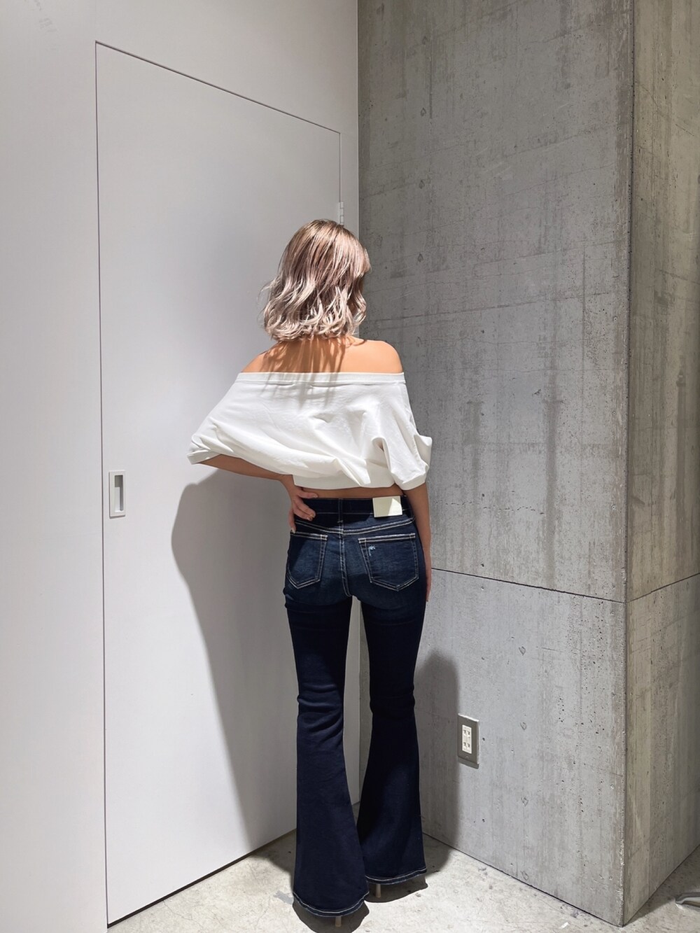 ホワイト系のTシャツ/カットソーを着用したレディースの春コーディネートの2枚目の写真