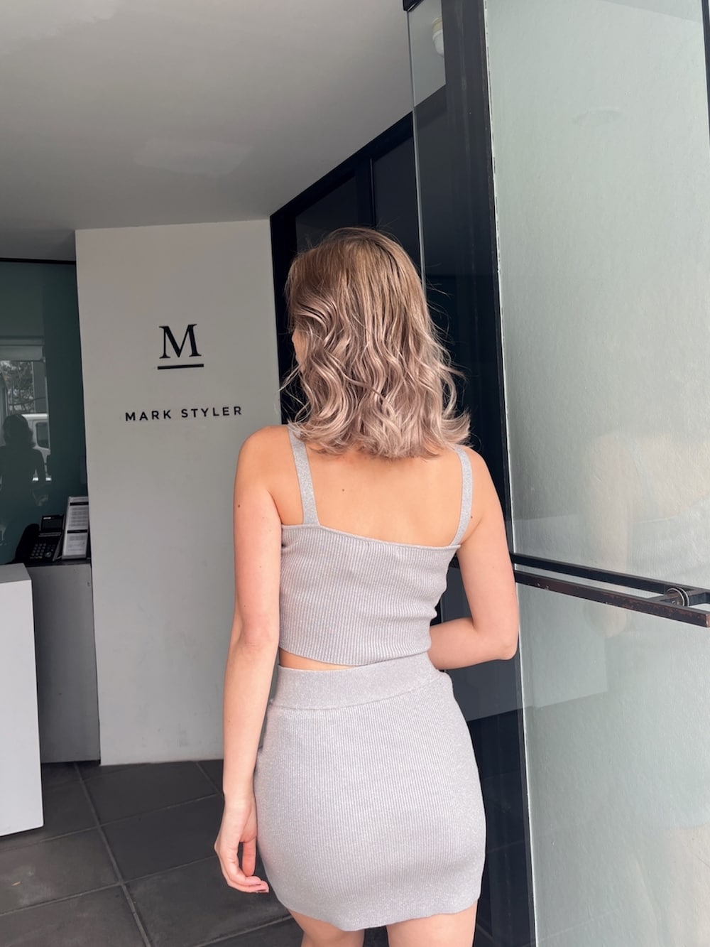 グレー系のキャミソール、グレー系のその他パンツ、ブラック系のサンダルを着用したレディースの夏コーディネートの5枚目の写真