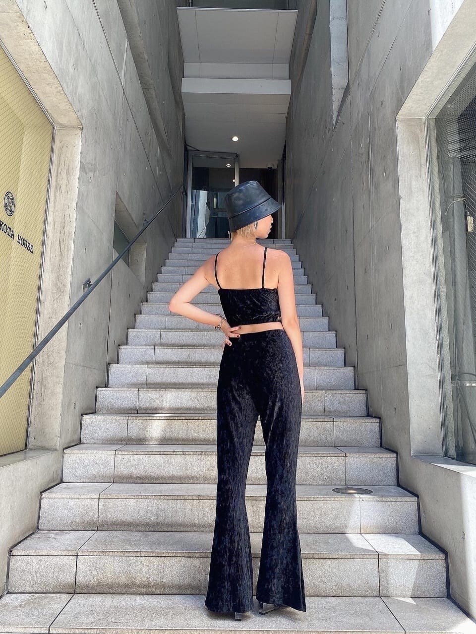 ブラック系のサンダル、ブラック系のその他パンツ、ブラック系のキャミソールを着用したレディースの夏コーディネートの4枚目の写真