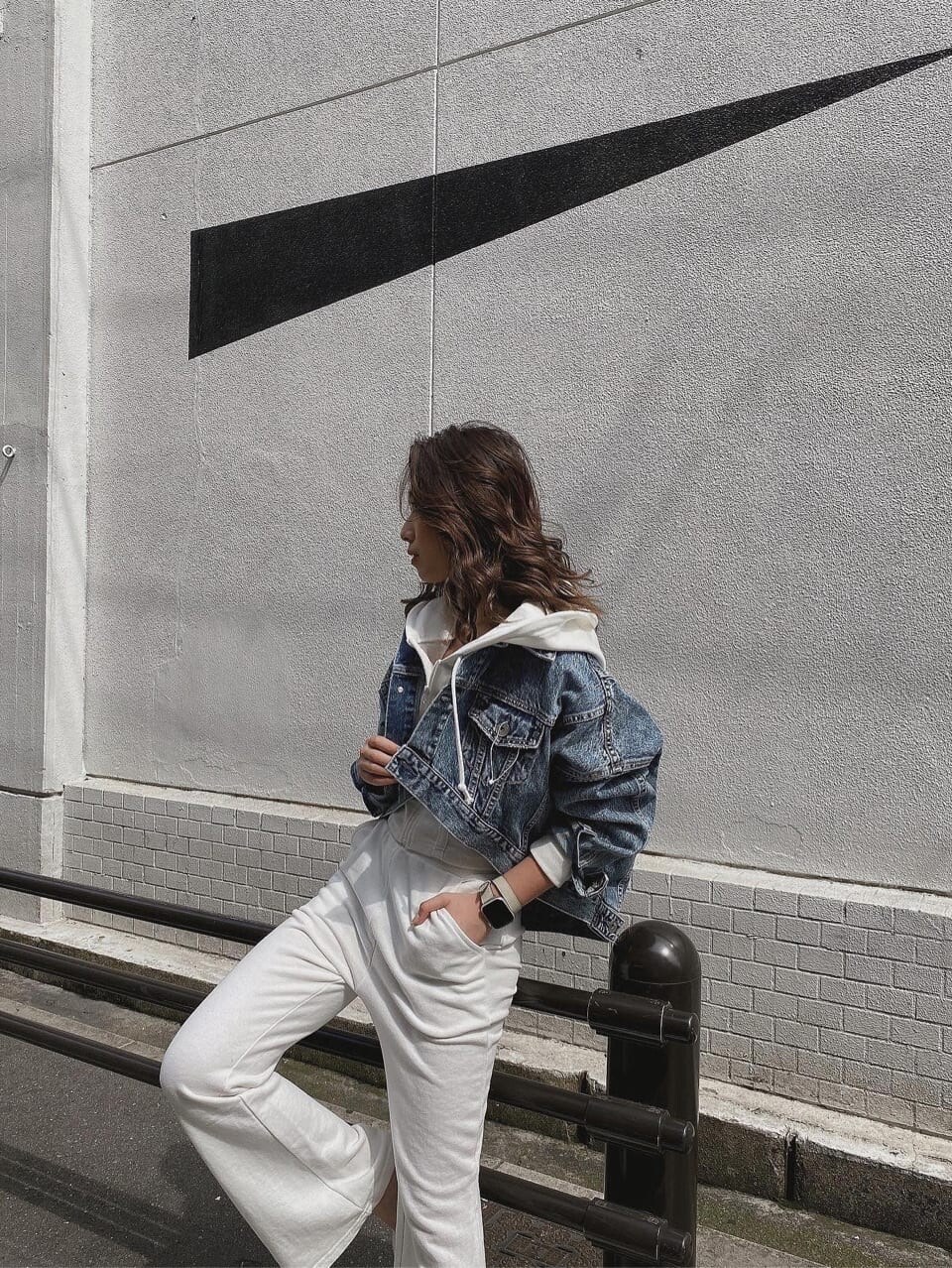 ホワイト系のその他パンツ、ホワイト系のパンプス、ホワイト系のパーカーを着用したレディースの春コーディネートの3枚目の写真