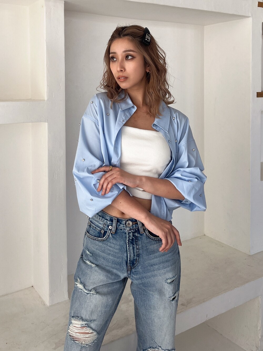 ブルー系のシャツ/ブラウス、ブルー系のデニムパンツ、ホワイト系のパンプスを着用したレディースの夏コーディネートの5枚目の写真