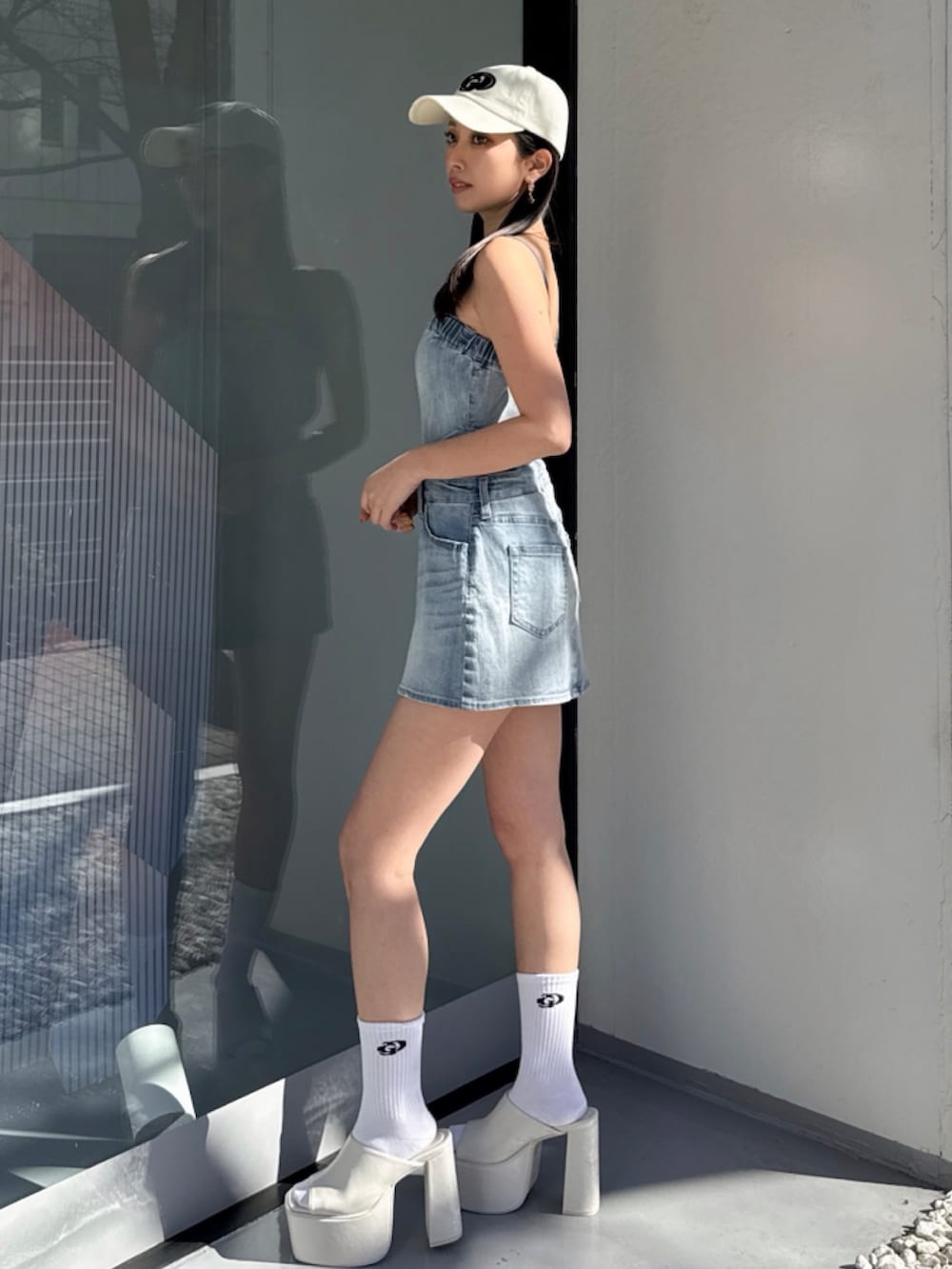 ブルー系のワンピースを着用したレディースの夏コーディネートの2枚目の写真