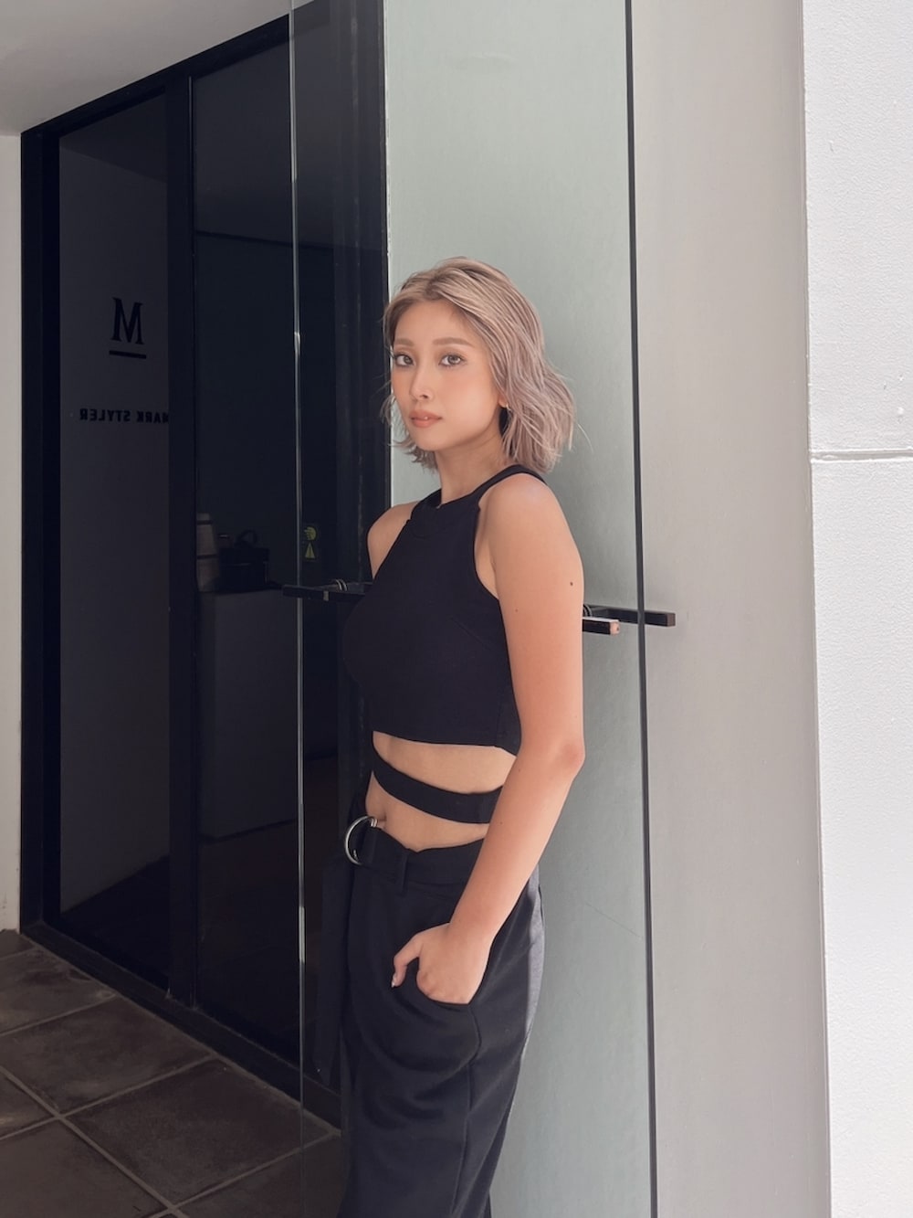 ブラック系のタンクトップ、ブラック系のスウェットパンツを着用したレディースの冬コーディネートの2枚目の写真