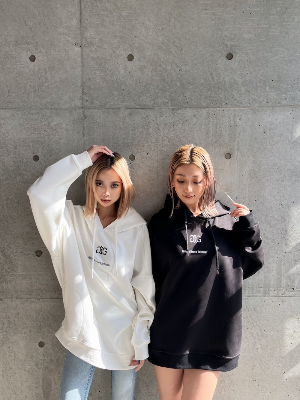 ブラック系のブーツを着用したレディースの冬コーディネートの3枚目の写真