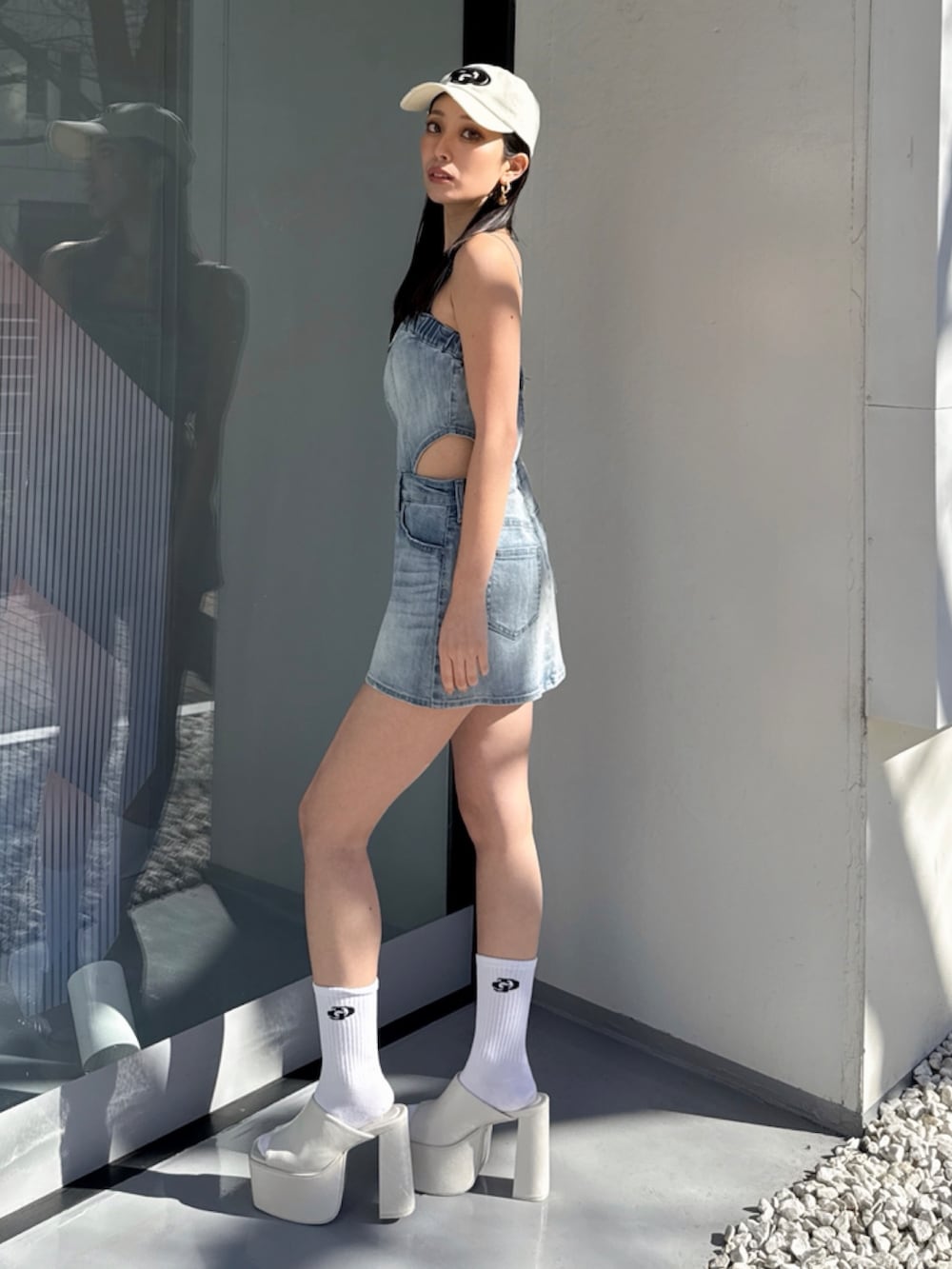 ブルー系のワンピースを着用したレディースの夏コーディネートの3枚目の写真