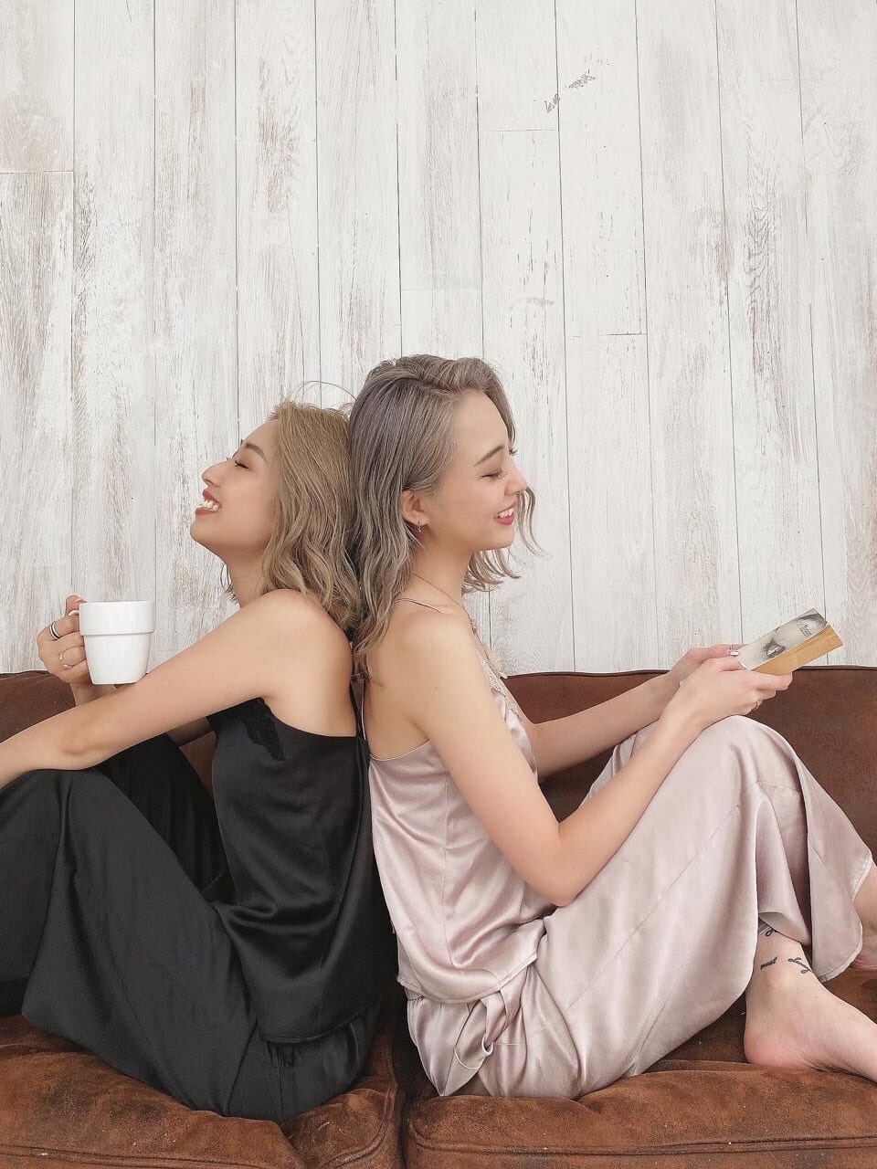 ブラック系のルームウェア/パジャマ、ベージュ系のルームウェア/パジャマを着用したレディースの夏コーディネートの5枚目の写真