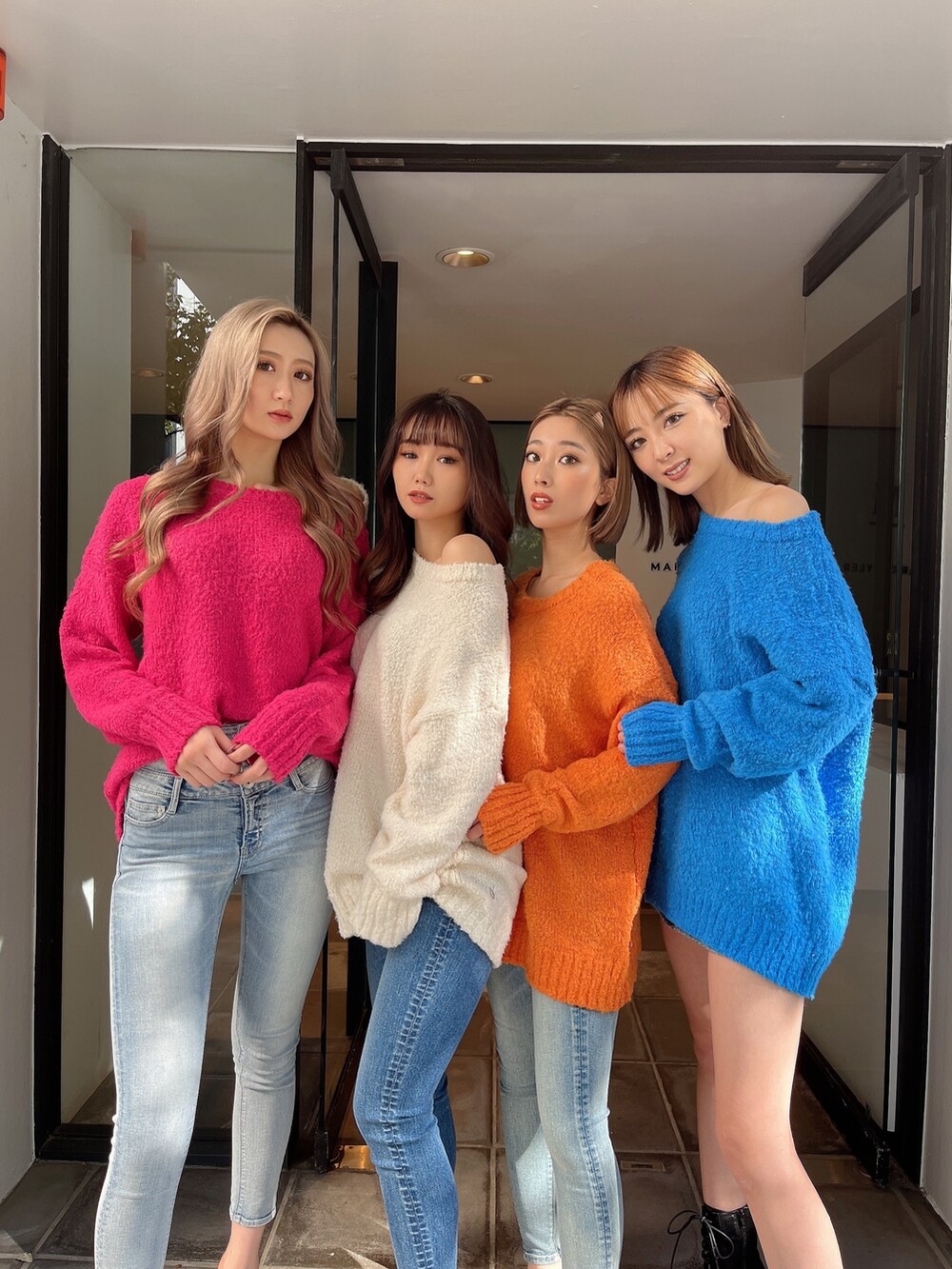 ブルー系のデニムパンツ、ブルー系のパンツを着用したレディースの冬コーディネートの2枚目の写真