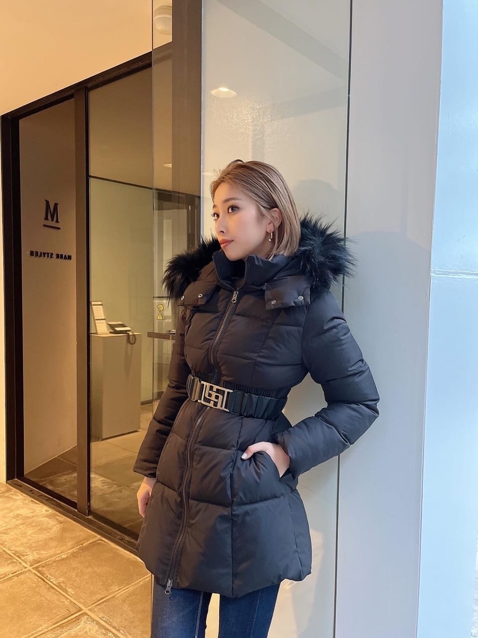 ブルー系のデニムパンツ、ブラック系のその他アウター、ブルー系のデニムパンツを着用したレディースの秋コーディネートの4枚目の写真