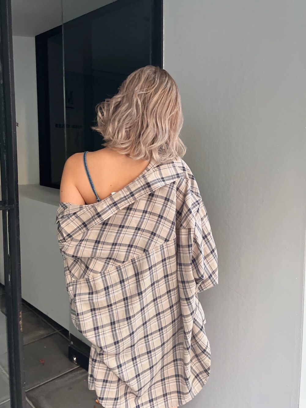 ブルー系のワンピース、ベージュ系のシャツ/ブラウスを着用したレディースの春コーディネートの2枚目の写真