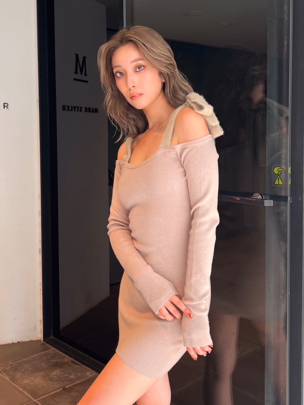 ベージュ系のワンピースを着用したレディースの冬コーディネートの4枚目の写真