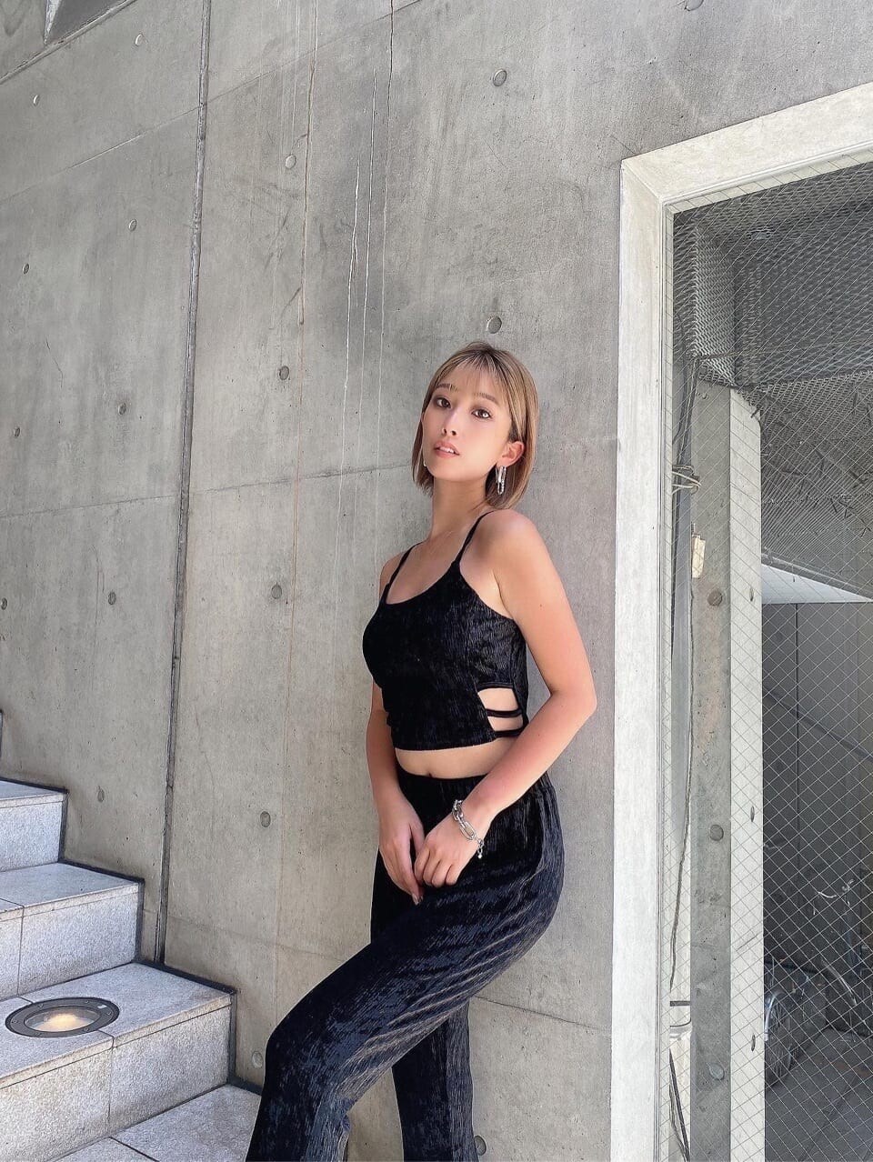 ブラック系のサンダル、ブラック系のその他パンツ、ブラック系のキャミソールを着用したレディースの夏コーディネートの5枚目の写真