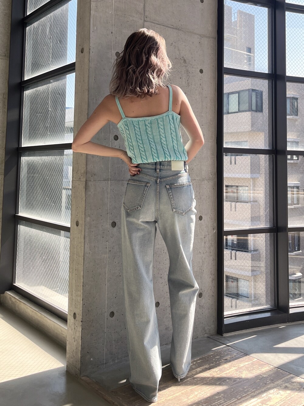 ブルー系のデニムパンツ、ブルー系のキャミソールを着用したレディースの春コーディネートの3枚目の写真