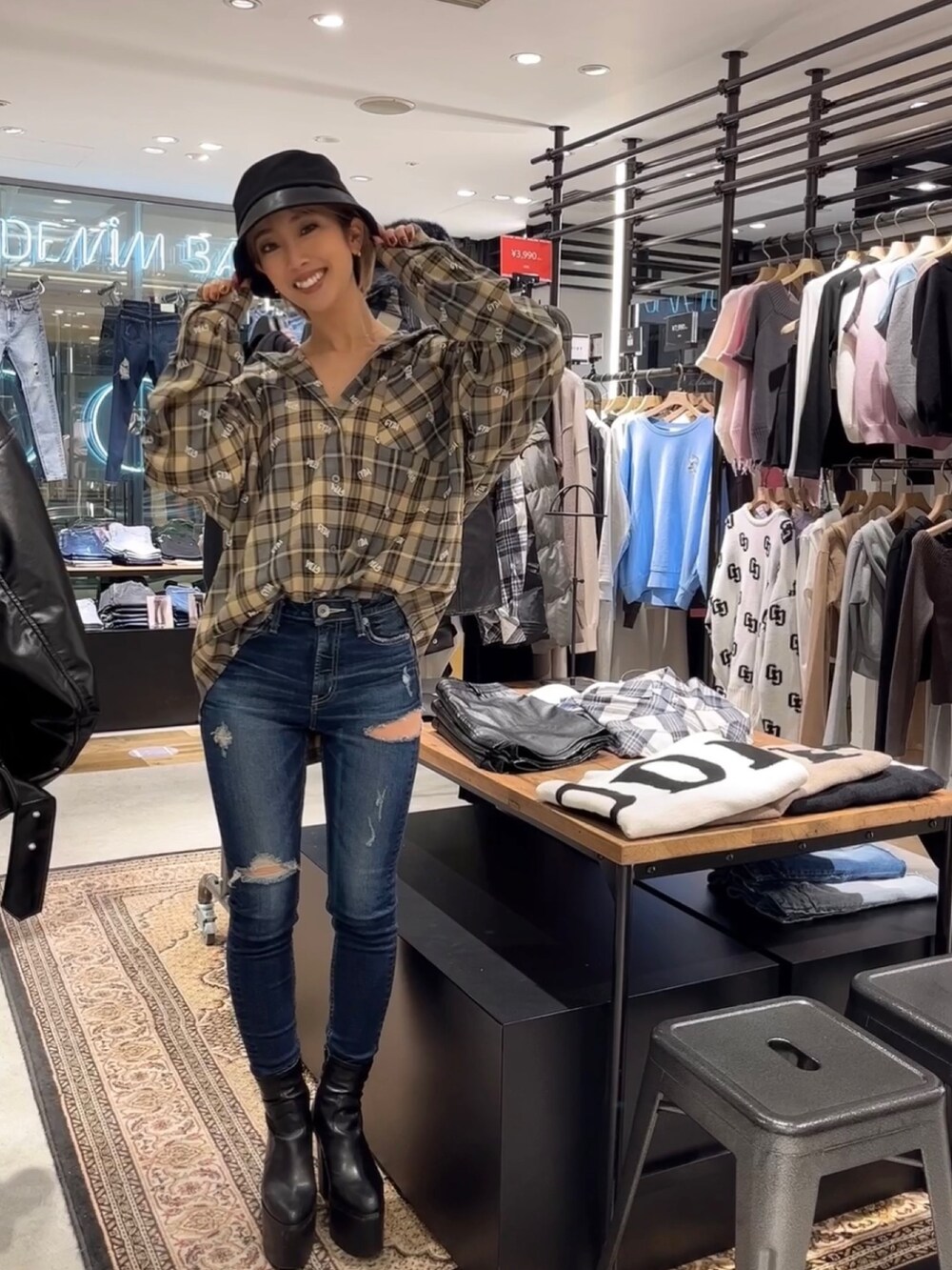 オレンジ系のTシャツ/カットソー、ブルー系のデニムパンツ、ベージュ系のシャツ/ブラウスを着用したレディースの冬コーディネートの3枚目の写真