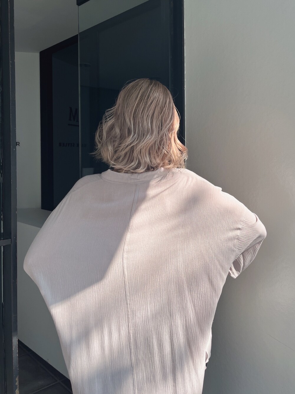 ベージュ系のシャツ/ブラウスを着用したレディースの夏コーディネートの6枚目の写真