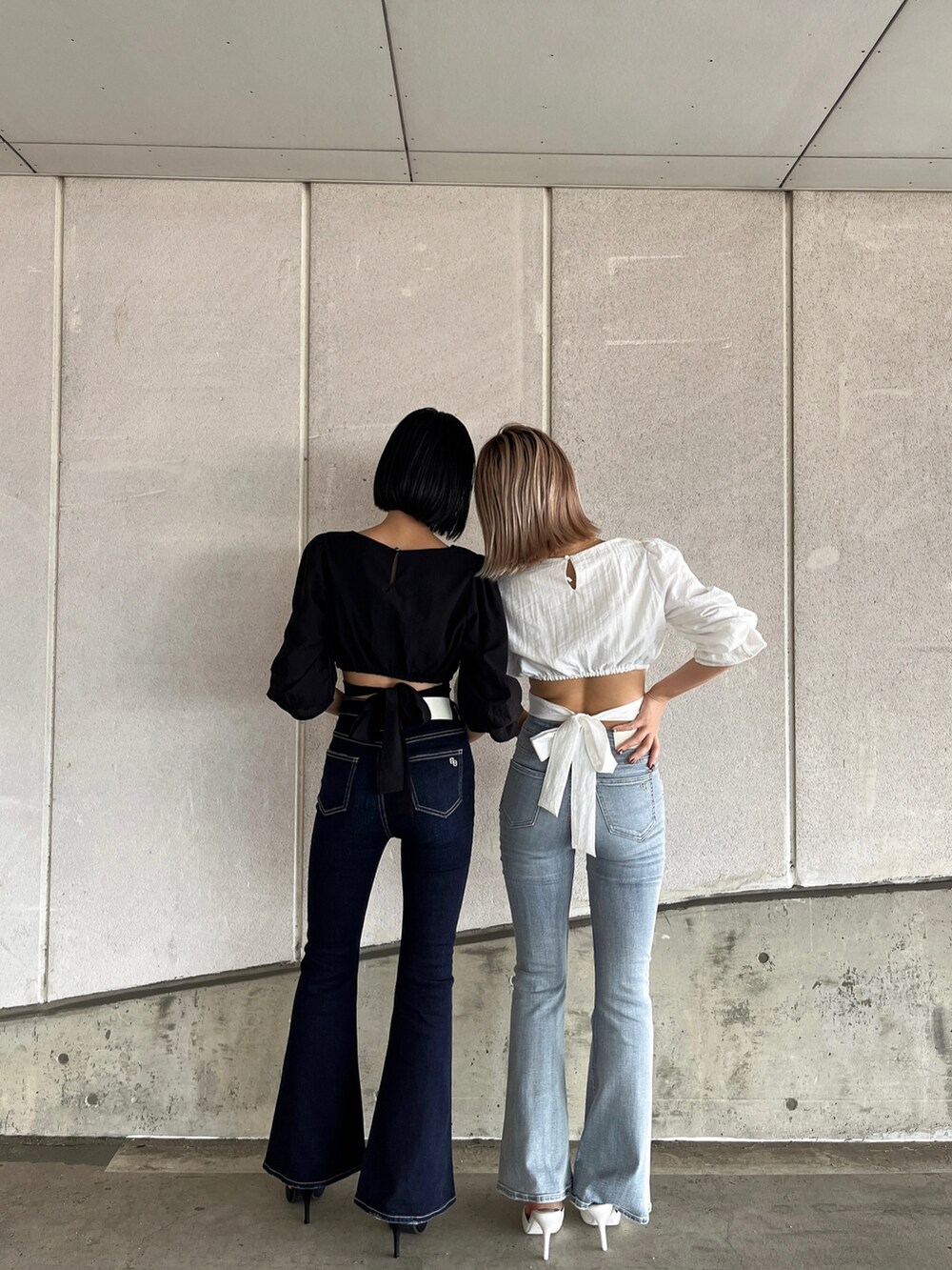 ホワイト系のシャツ/ブラウス、ブルー系のデニムパンツ、ホワイト系のパンプスを着用したレディースの秋コーディネートの2枚目の写真