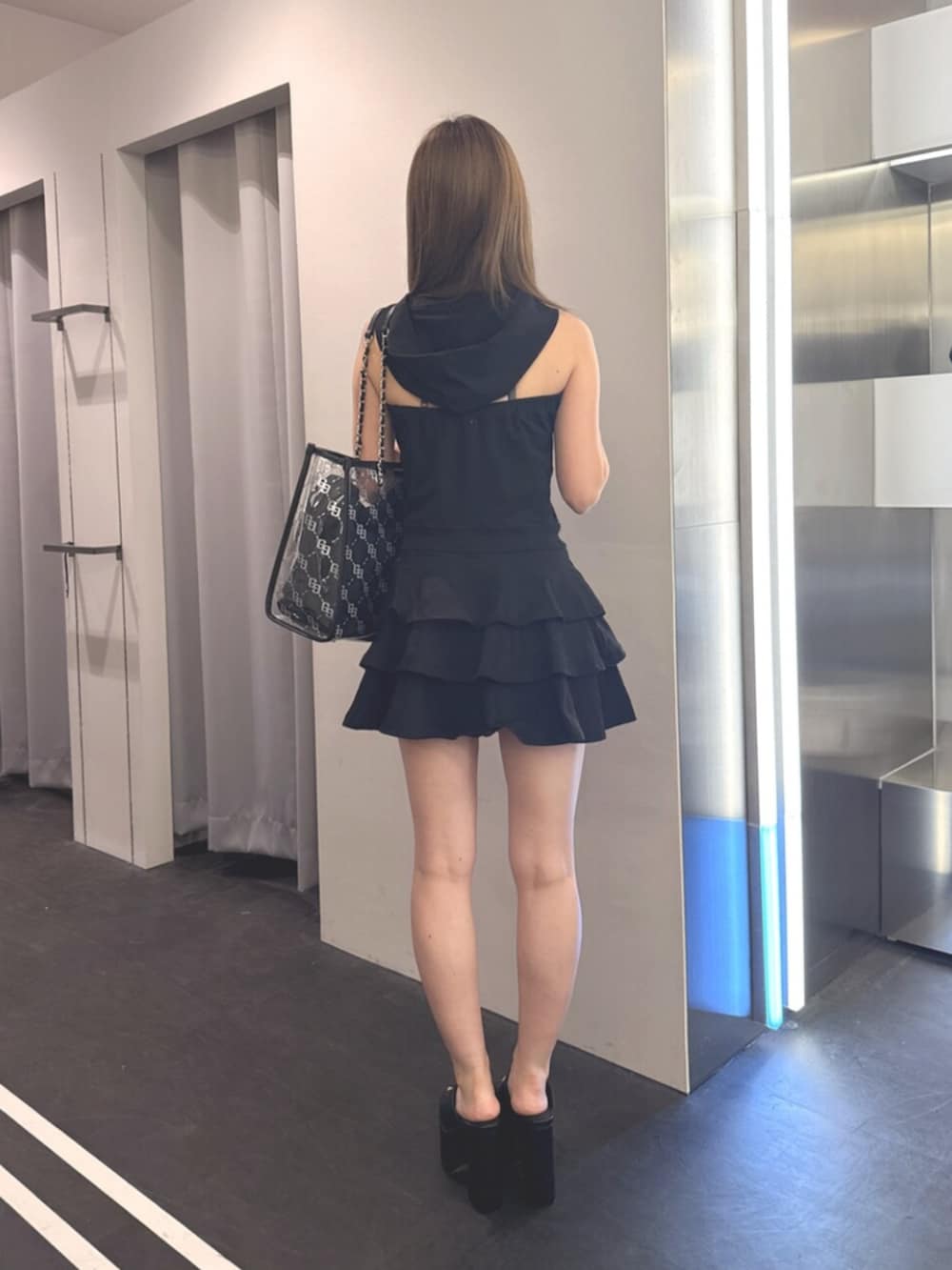ブラック系のサンダル、ブラック系のトートバッグ、ブラック系のワンピースを着用したレディースの夏コーディネートの3枚目の写真