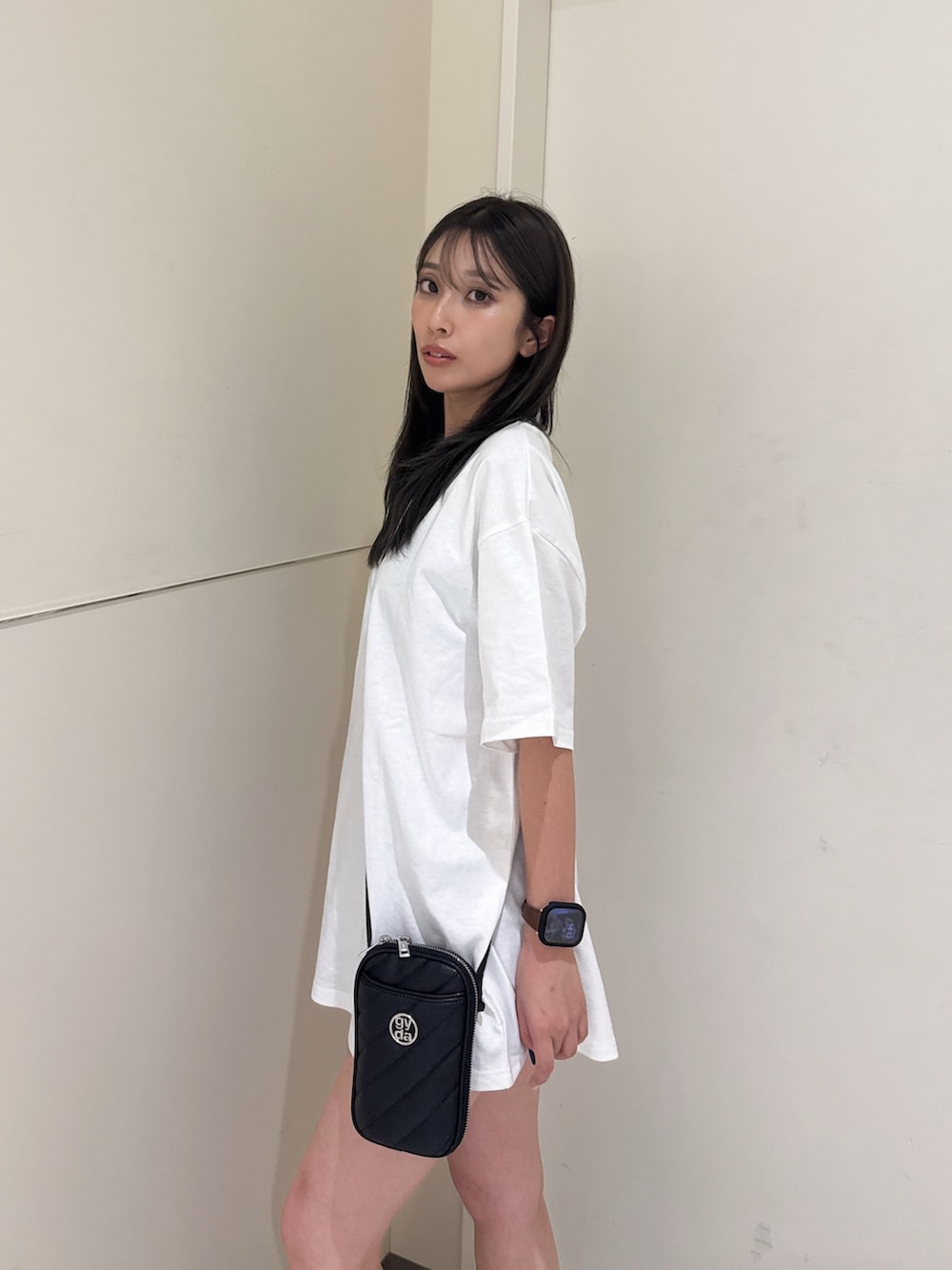 ホワイト系のTシャツ/カットソー、ブラック系のスニーカーを着用したレディースの夏コーディネートの5枚目の写真