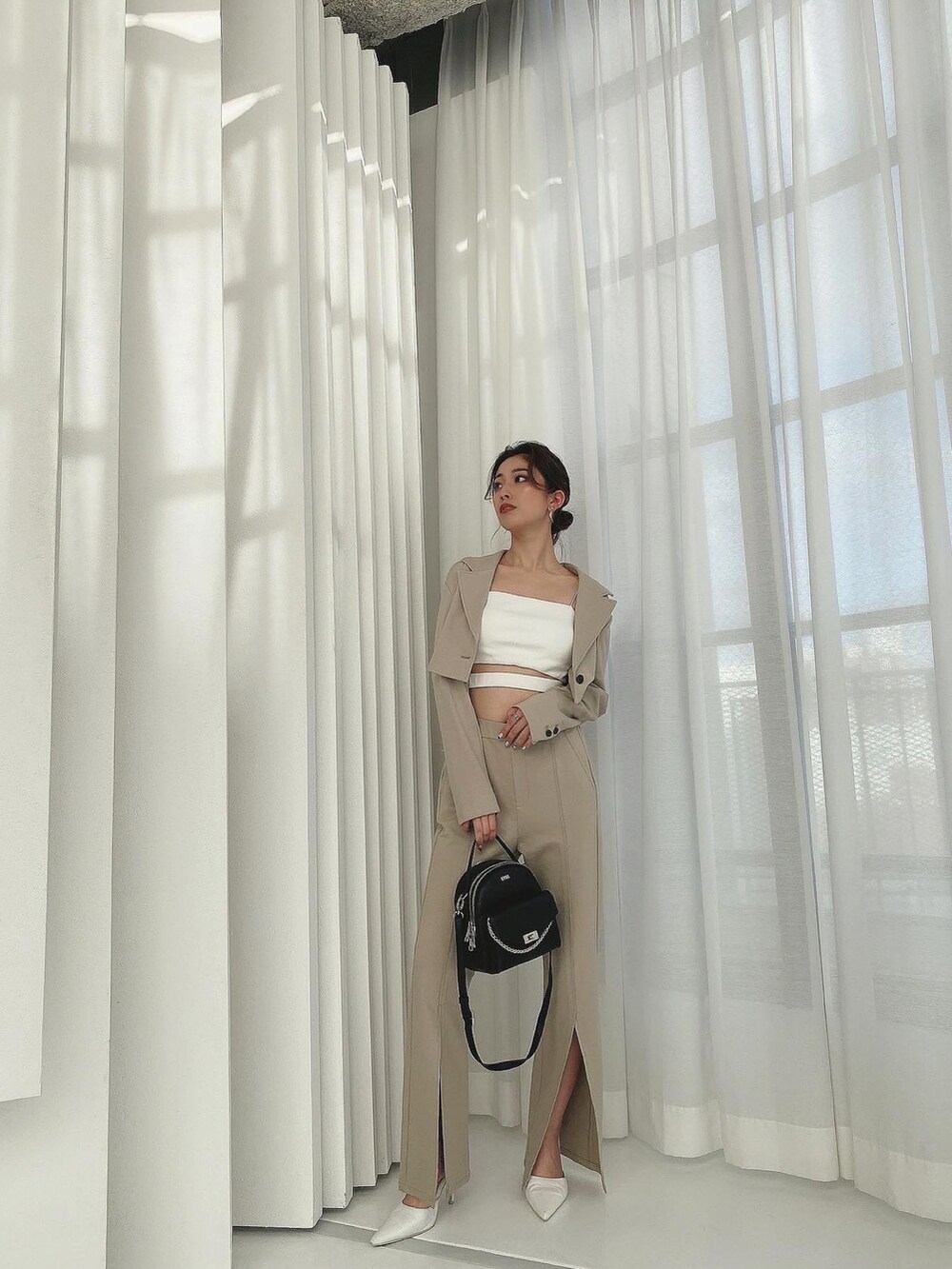 パープル系のテーラードジャケットを着用したレディースの冬コーディネートの2枚目の写真